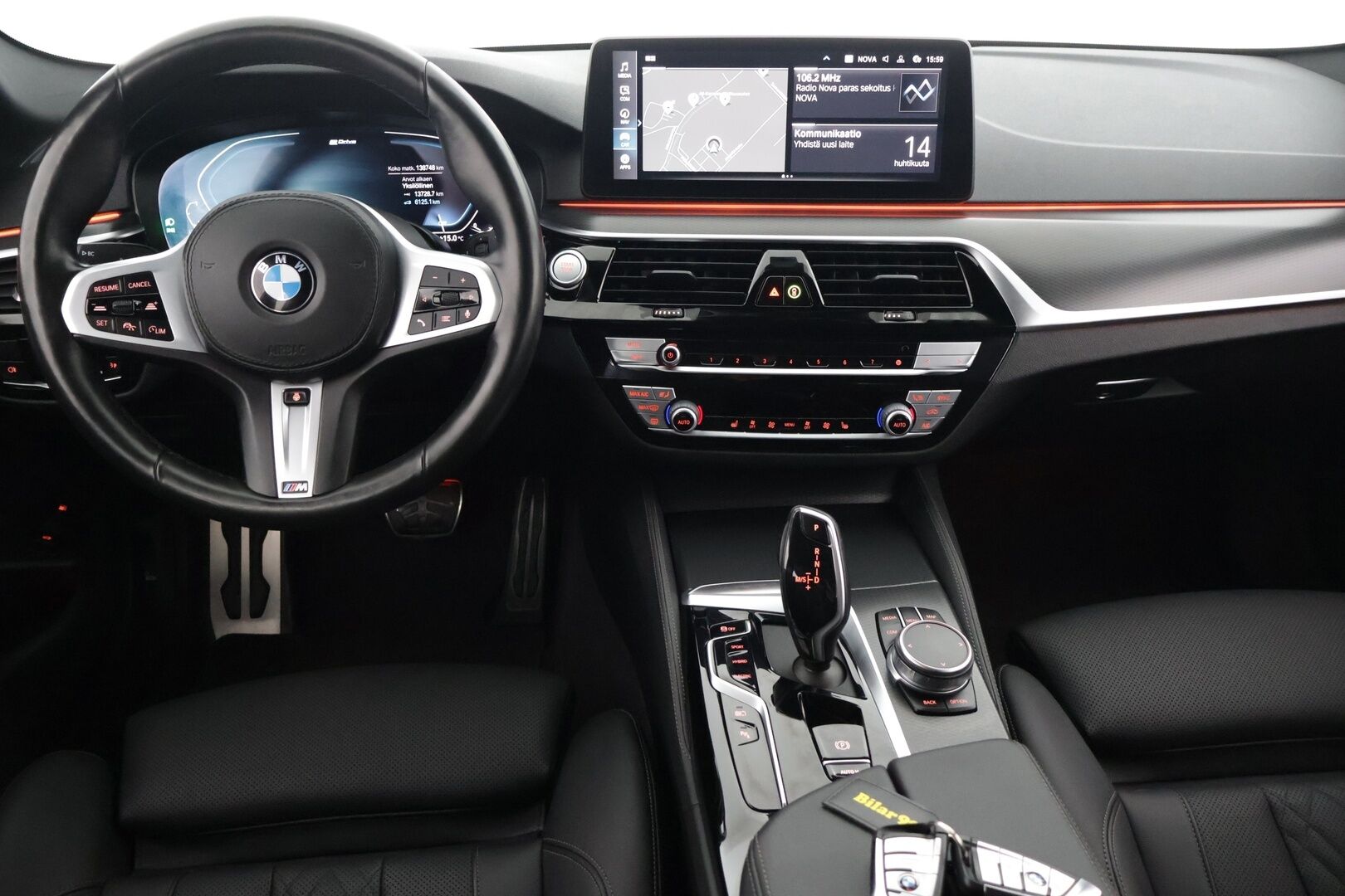 BMW 530 2021 G31 Touring 530e xDrive M Sport - 3,99 % KORKOTARJOUS TÄHÄN AUTOON - Adapt.vakkari / Harman & Kardon / Vetokoukku / P-Kamera / Nahkasisusta