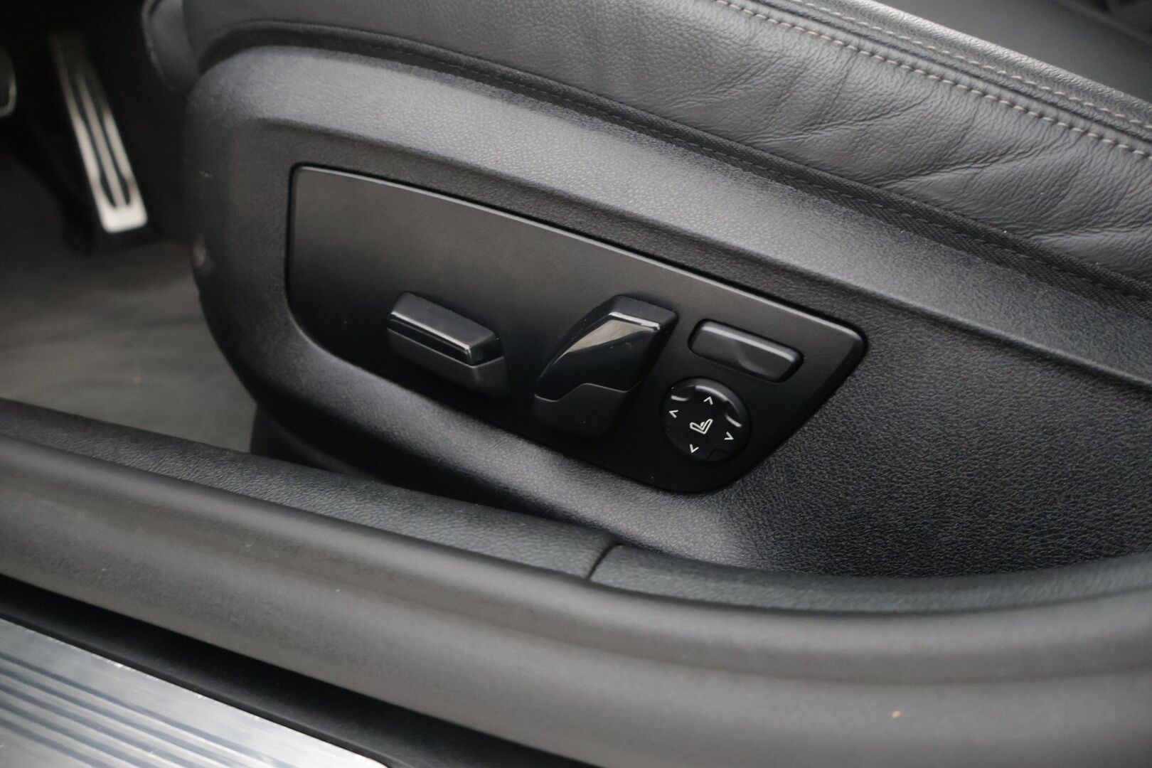 BMW 530 2021 G31 Touring 530e xDrive M Sport - 3,99 % KORKOTARJOUS TÄHÄN AUTOON - Adapt.vakkari / Harman & Kardon / Vetokoukku / P-Kamera / Nahkasisusta
