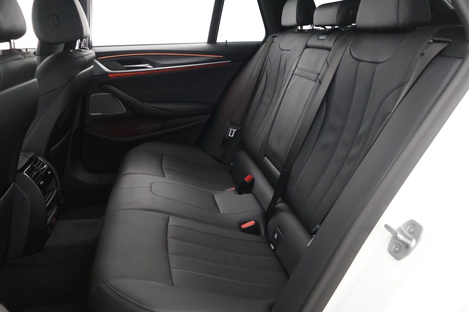 BMW 530 2021 G31 Touring 530e xDrive M Sport - 3,99 % KORKOTARJOUS TÄHÄN AUTOON - Adapt.vakkari / Harman & Kardon / Vetokoukku / P-Kamera / Nahkasisusta