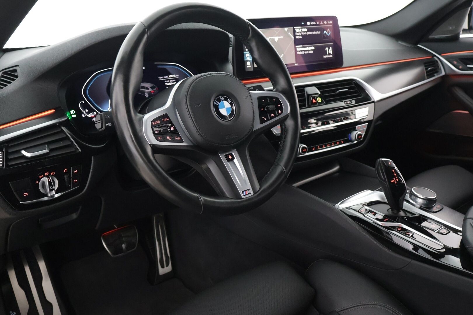 BMW 530 2021 G31 Touring 530e xDrive M Sport - 3,99 % KORKOTARJOUS TÄHÄN AUTOON - Adapt.vakkari / Harman & Kardon / Vetokoukku / P-Kamera / Nahkasisusta
