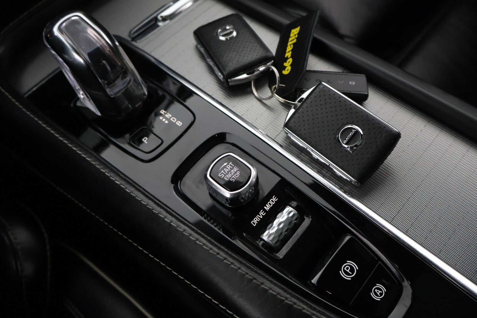 Volvo XC90 2018 T8 Twin Engine AWD R-Design aut - 3,99 % KORKOTARJOUS TÄHÄN AUTOON - * ACC / B&W / Panorama / 360 kamera /  VOC / Pilot assist / Muistipenkit / Koukku / HUD / Huippuvarusteet! *