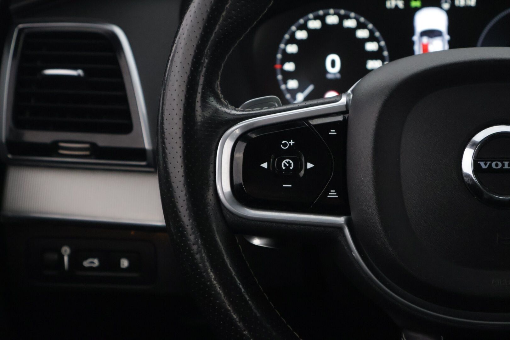 Volvo XC90 2018 T8 Twin Engine AWD R-Design aut - 3,99 % KORKOTARJOUS TÄHÄN AUTOON - * ACC / B&W / Panorama / 360 kamera /  VOC / Pilot assist / Muistipenkit / Koukku / HUD / Huippuvarusteet! *