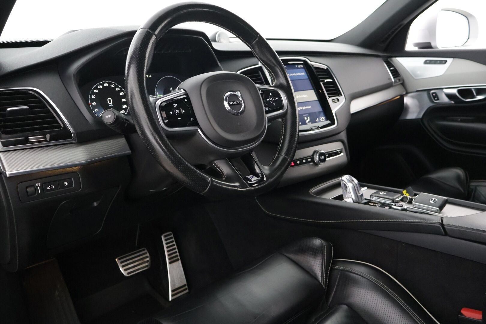 Volvo XC90 2018 T8 Twin Engine AWD R-Design aut - 3,99 % KORKOTARJOUS TÄHÄN AUTOON - * ACC / B&W / Panorama / 360 kamera /  VOC / Pilot assist / Muistipenkit / Koukku / HUD / Huippuvarusteet! *