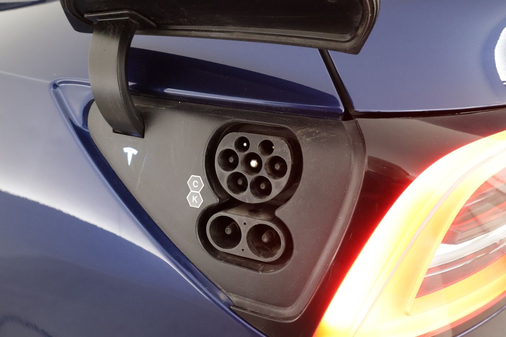Tesla Model Y 2023 Long Range * Koukku / ILP / ACC / Matrix-LED / P.kamera / Muistipenkki / Premium Audio / Navi / Kaistavahti / Keyless * - Suomi-auto / Akku kuntotarkastettu SoH 94,6% / 2x Latauskaapelit / Kahdet renkaat