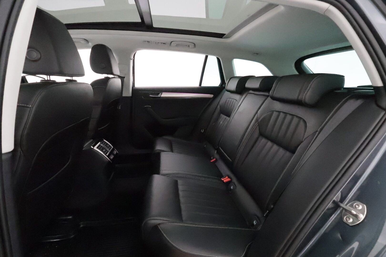 Skoda Superb 2020 1,4 TSI PHEV L&K iV DSG **Panorama / ACC / Canton / Matrix-LED / Ilmastoidut Muistinahat / Webasto / Koukku / P.Kamera** - 2x Latauskaapelit / Kahdet Renkaat