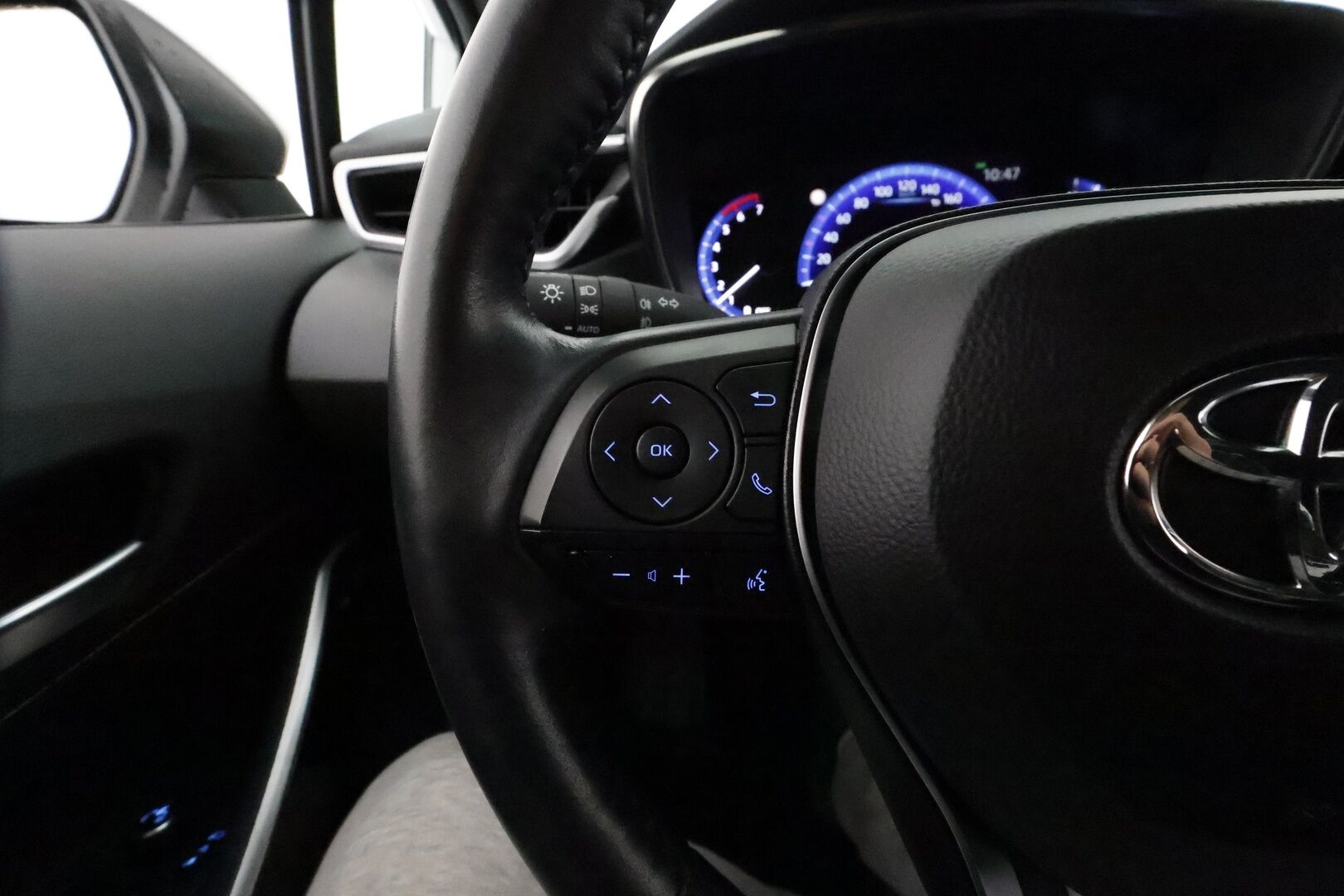 Toyota Corolla 2023 Hatchback 1,8 Hybrid Prestige Edition **ACC / Puolinahat / P.kamera / KeylessGo / LED** - Suomi-auto / Kahdet renkaat aluvanteilla / Merkkihuollettu