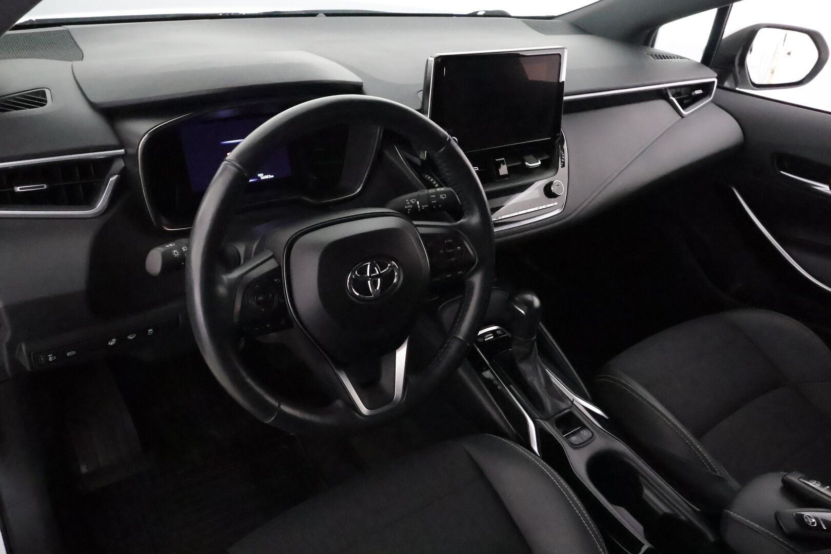 Toyota Corolla 2023 Hatchback 1,8 Hybrid Prestige Edition **ACC / Puolinahat / P.kamera / KeylessGo / LED** - Suomi-auto / Kahdet renkaat aluvanteilla / Merkkihuollettu