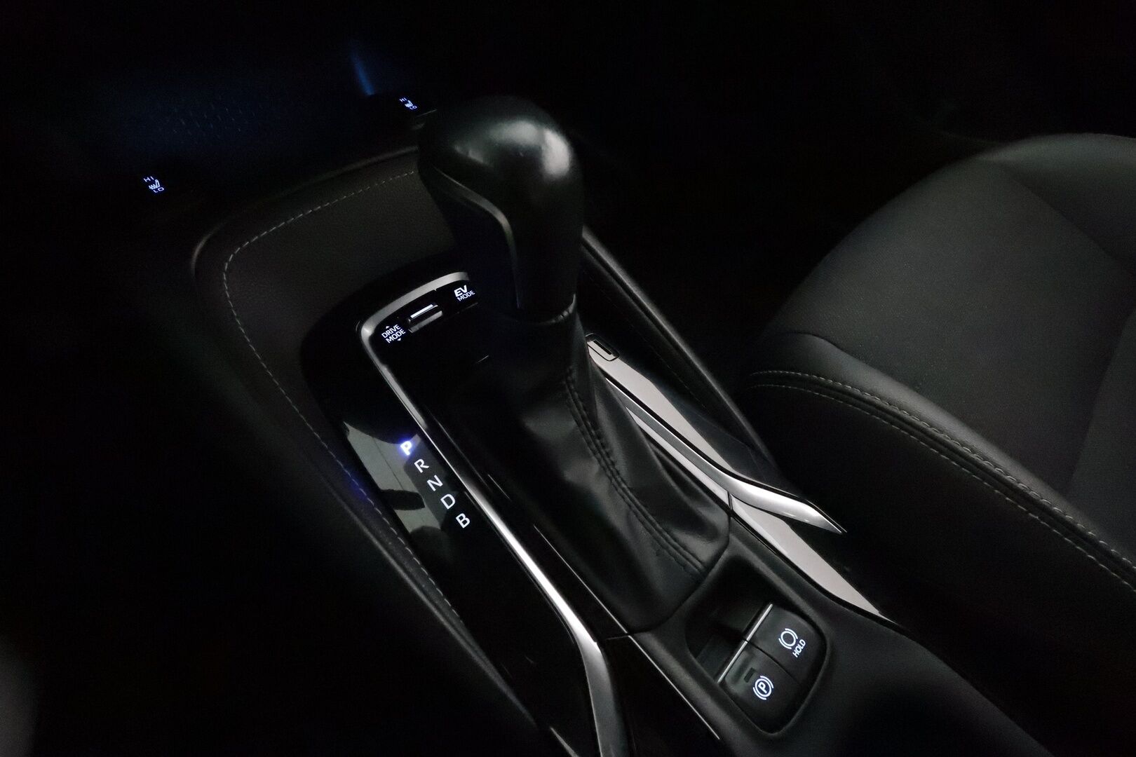 Toyota Corolla 2023 Hatchback 1,8 Hybrid Prestige Edition **ACC / Puolinahat / P.kamera / KeylessGo / LED** - Suomi-auto / Kahdet renkaat aluvanteilla / Merkkihuollettu