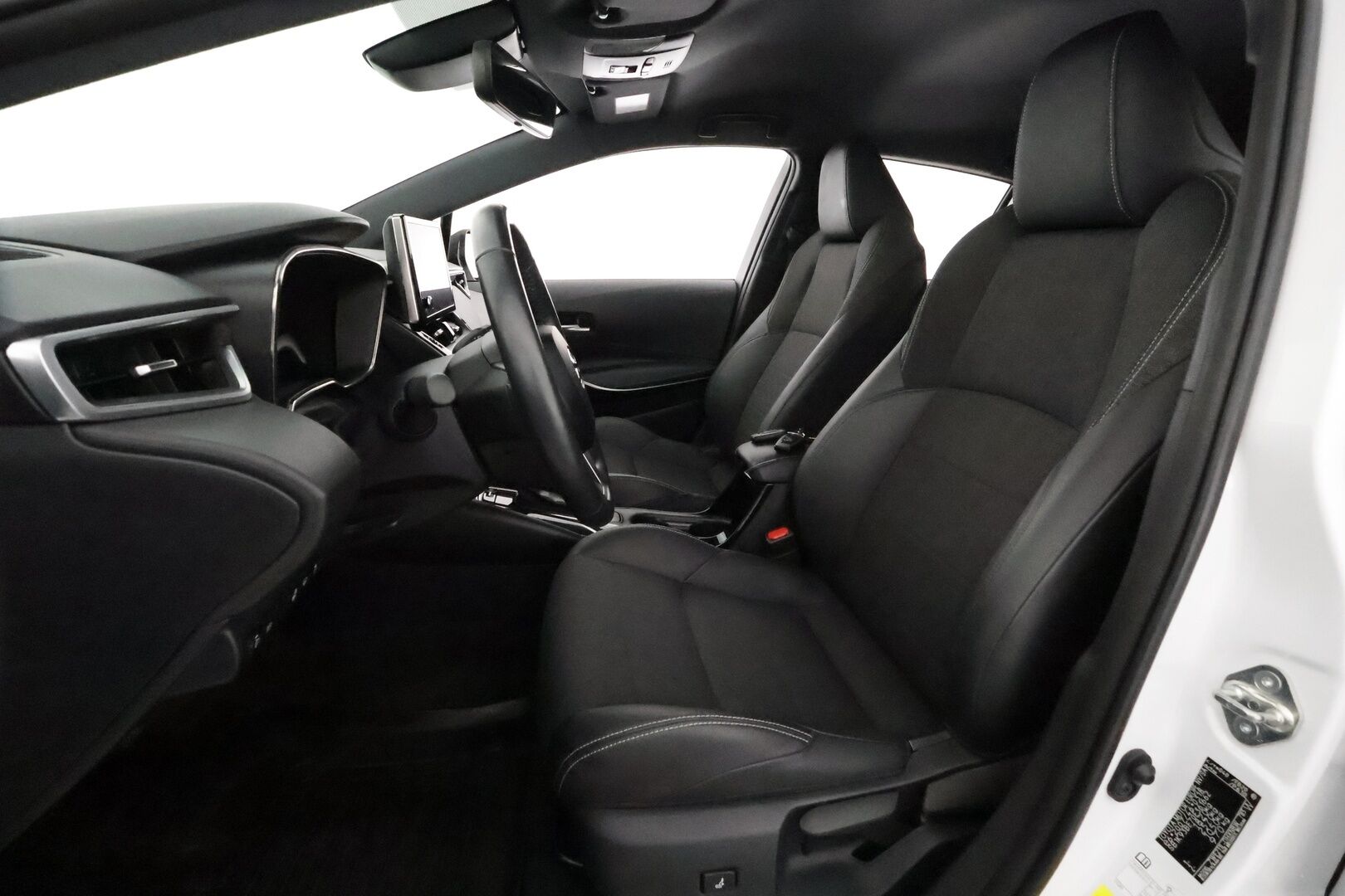 Toyota Corolla 2023 Hatchback 1,8 Hybrid Prestige Edition **ACC / Puolinahat / P.kamera / KeylessGo / LED** - Suomi-auto / Kahdet renkaat aluvanteilla / Merkkihuollettu