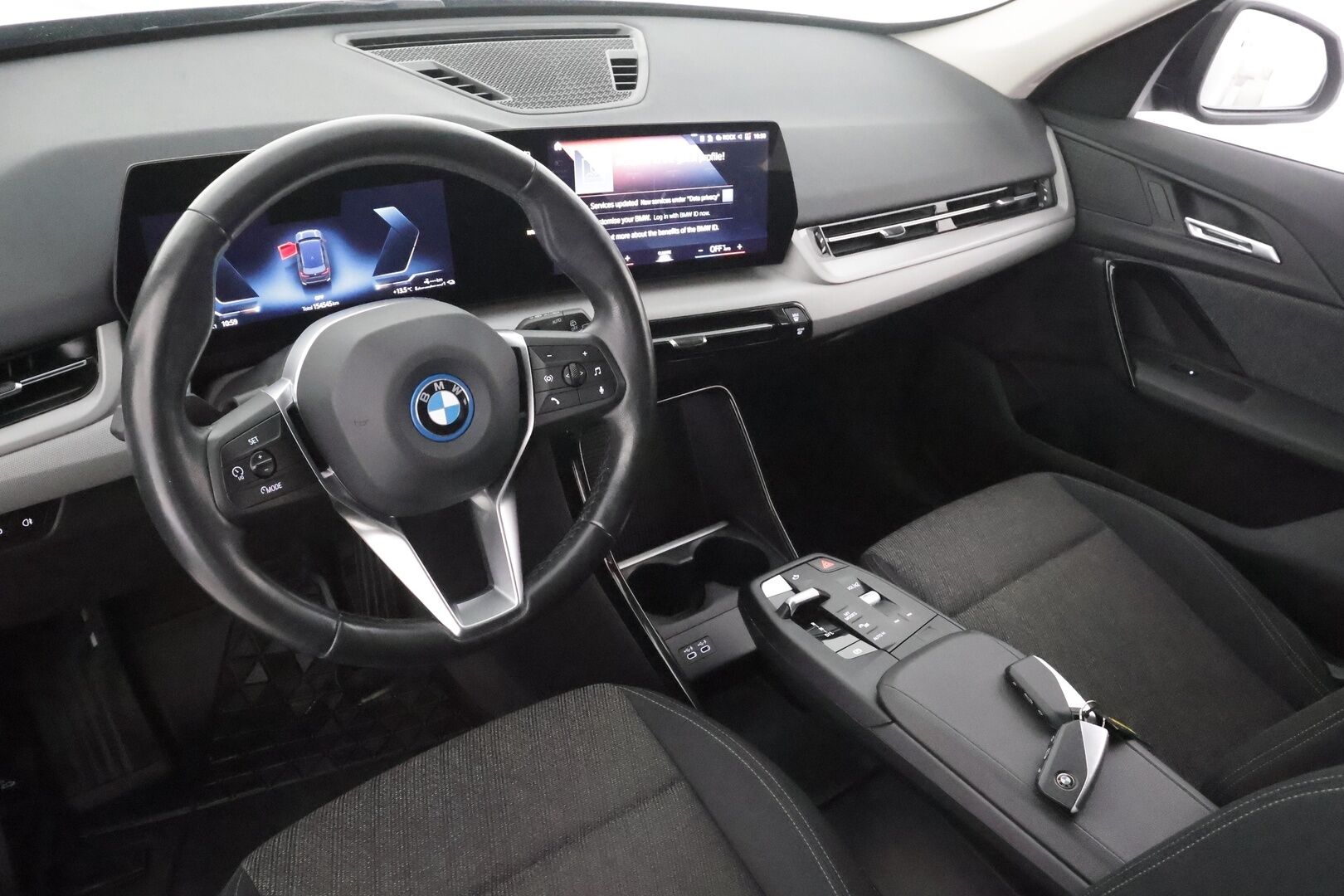 BMW X1 2023 U11 25e xDrive Charged Edition - | Vakkari | LED | P.Kamera | Apple&Android | 1.om Suomi-auto | Akku kuntotarkastettu | Kahdet Renkaat aluilla |