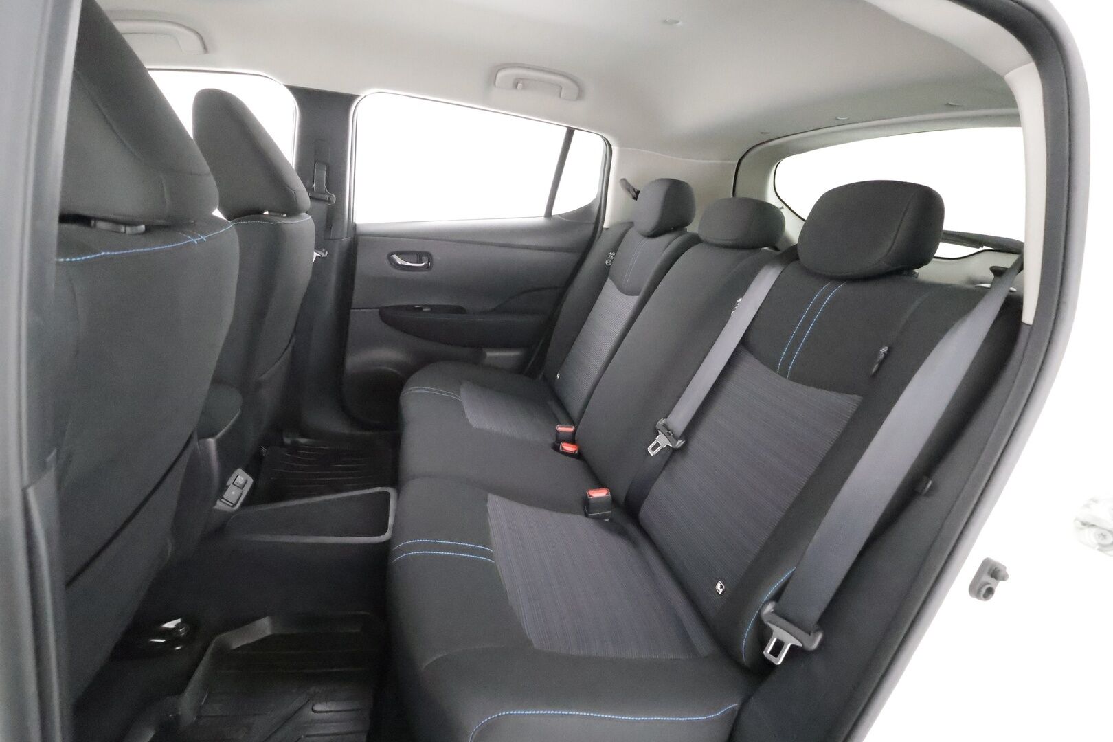 Nissan Leaf 2023 N-Connect 39 kWh LED FI * Lisälämmitin / ACC / 360 / LED / Kaistavahti / Navi / Keyless * - 1-om Suomi-auto / 2x Latauskaapelit / Akku Kuntotarkistettu / Merkkihuollot - HULLUT AVAJAISHULINAT KORKOTARJOUS 3,29 %