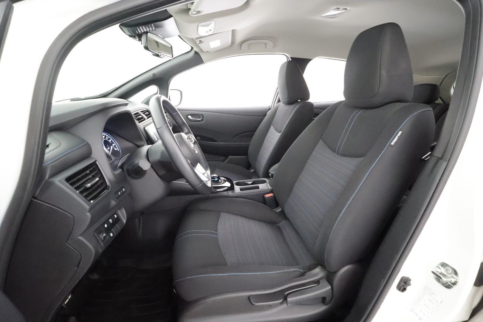 Nissan Leaf 2023 N-Connect 39 kWh LED FI * Lisälämmitin / ACC / 360 / LED / Kaistavahti / Navi / Keyless * - 1-om Suomi-auto / 2x Latauskaapelit / Akku Kuntotarkistettu / Merkkihuollot - HULLUT AVAJAISHULINAT KORKOTARJOUS 3,29 %