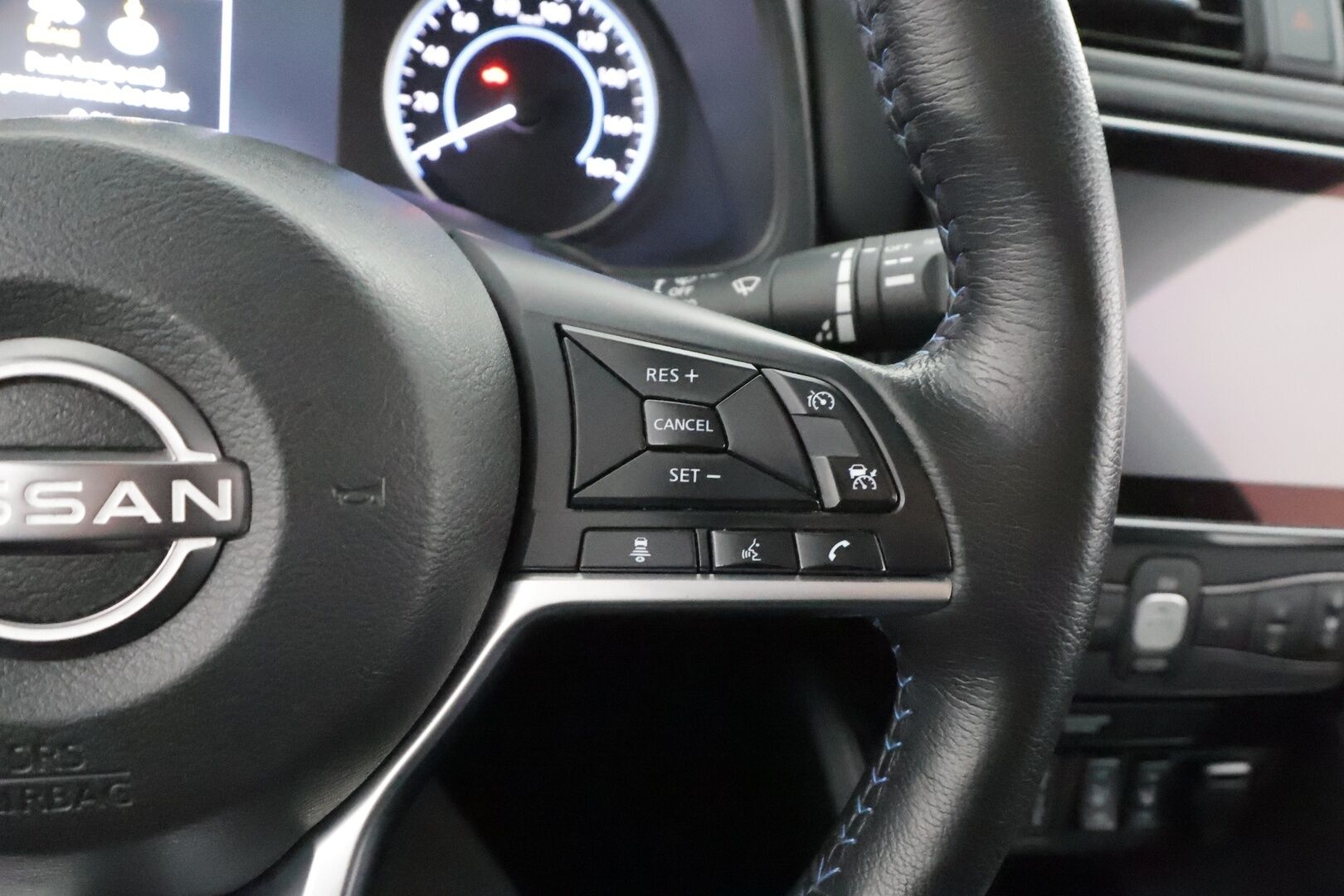 Nissan Leaf 2023 N-Connect 39 kWh LED FI * Lisälämmitin / ACC / 360 / LED / Kaistavahti / Navi / Keyless * - 1-om Suomi-auto / 2x Latauskaapelit / Akku Kuntotarkistettu / Merkkihuollot - HULLUT AVAJAISHULINAT KORKOTARJOUS 3,29 %