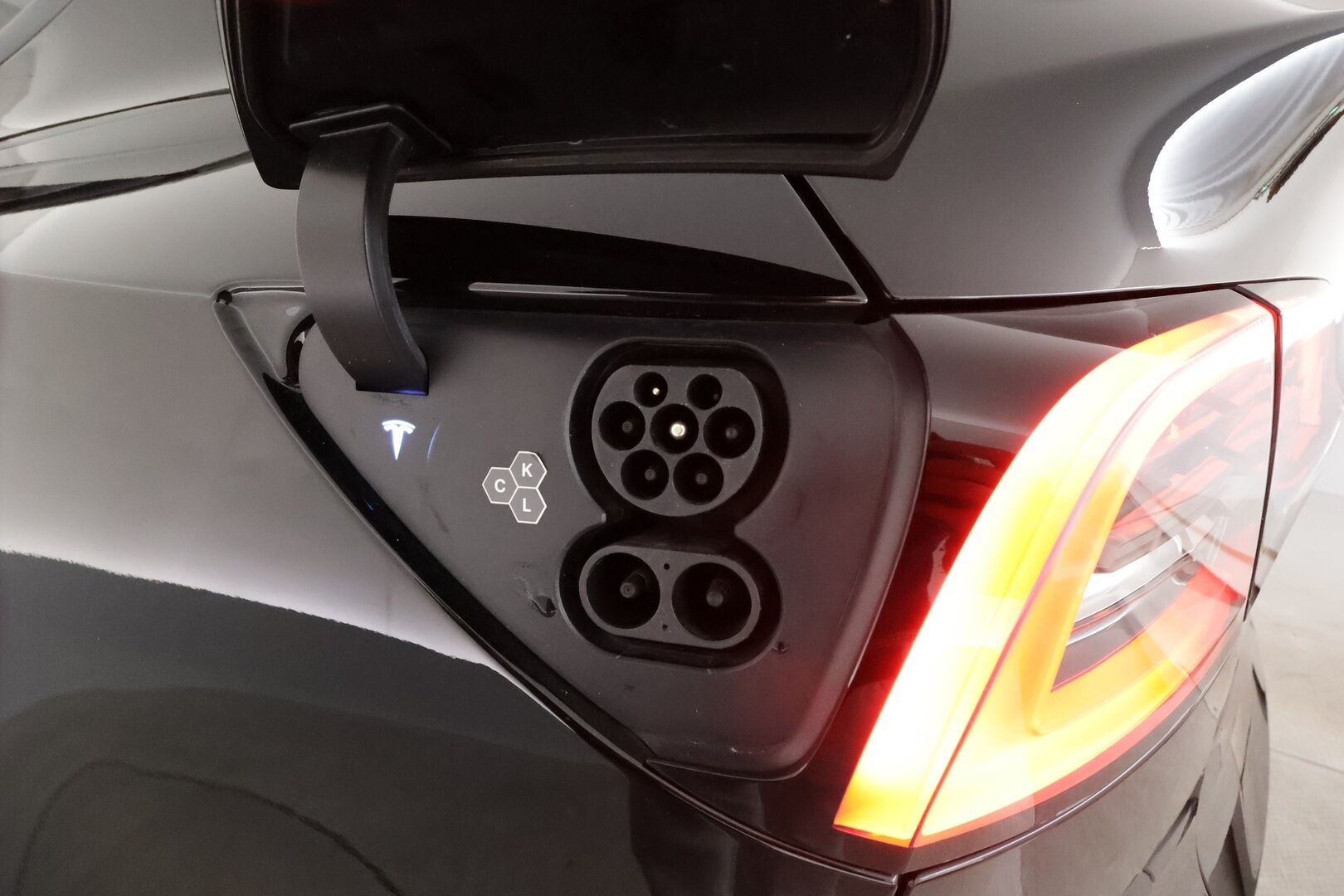 Tesla Model Y 2023 Long Range **Lämpöpumppu / Lasikatto / Matrix-LED / Adapt.Vakkari / P.Kamera / Muistipenkki / Koukku / Navi / Keyless** - 3,99 % KORKOTARJOUS TÄHÄN AUTOON 31.8. ASTI! - Suomi-auto / Kahdet Renkaat