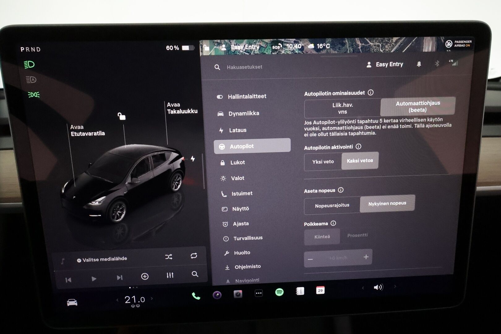 Tesla Model Y 2023 Long Range **Lämpöpumppu / Lasikatto / Matrix-LED / Adapt.Vakkari / P.Kamera / Muistipenkki / Koukku / Navi / Keyless** - 3,99 % KORKOTARJOUS TÄHÄN AUTOON 31.8. ASTI! - Suomi-auto / Kahdet Renkaat