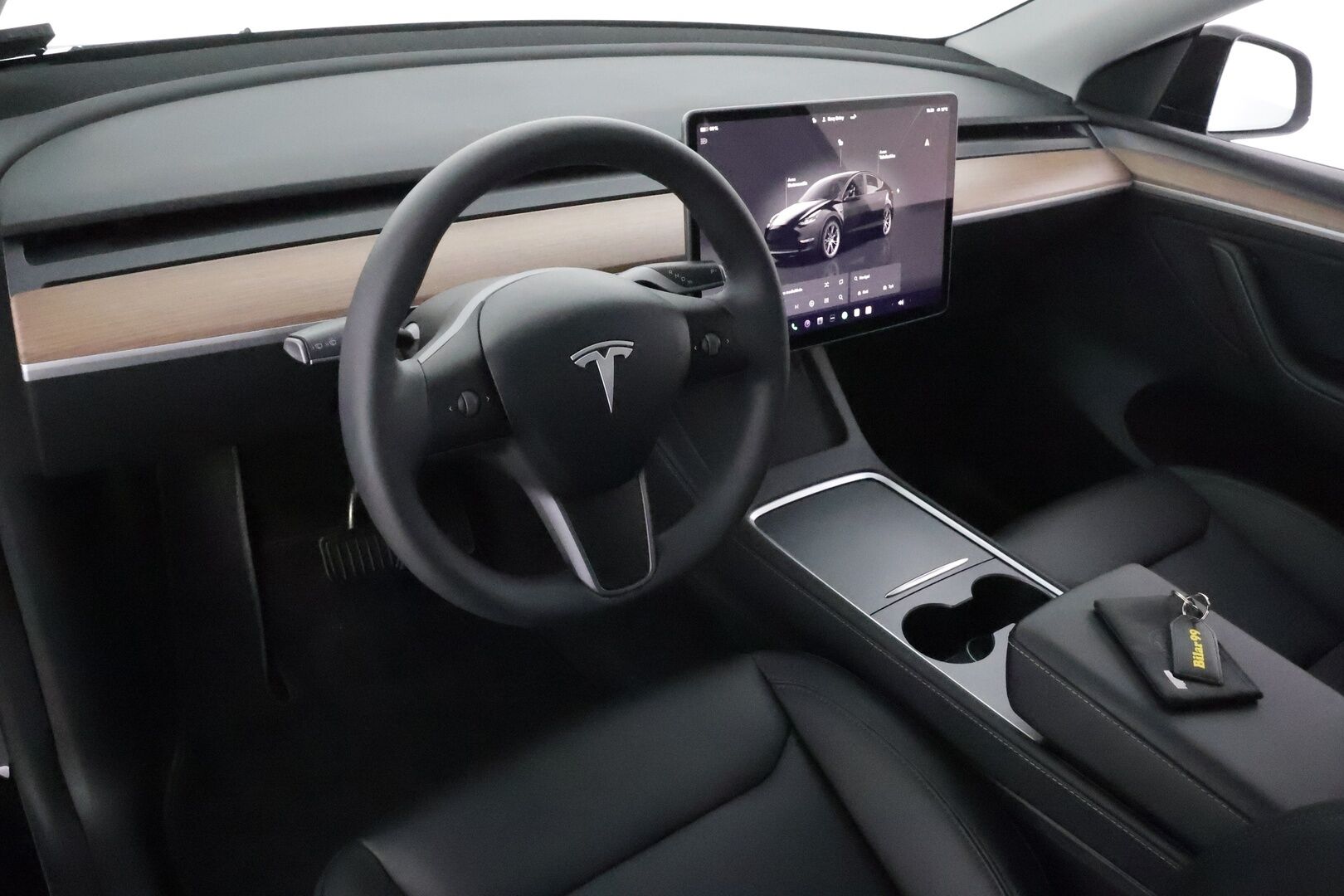 Tesla Model Y 2023 Long Range **Lämpöpumppu / Lasikatto / Matrix-LED / Adapt.Vakkari / P.Kamera / Muistipenkki / Koukku / Navi / Keyless** - 3,99 % KORKOTARJOUS TÄHÄN AUTOON 31.8. ASTI! - Suomi-auto / Kahdet Renkaat