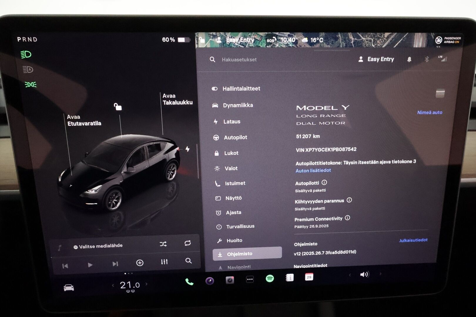 Tesla Model Y 2023 Long Range **Lämpöpumppu / Lasikatto / Matrix-LED / Adapt.Vakkari / P.Kamera / Muistipenkki / Koukku / Navi / Keyless** - 3,99 % KORKOTARJOUS TÄHÄN AUTOON 31.8. ASTI! - Suomi-auto / Kahdet Renkaat