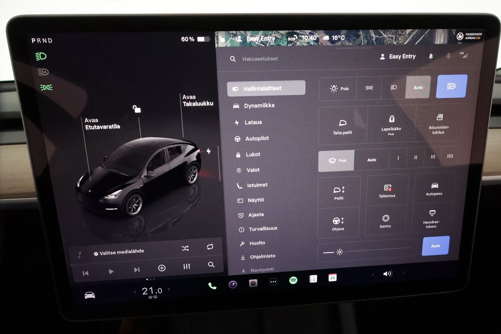 Tesla Model Y 2023 Long Range **Lämpöpumppu / Lasikatto / Matrix-LED / Adapt.Vakkari / P.Kamera / Muistipenkki / Koukku / Navi / Keyless** - 3,99 % KORKOTARJOUS TÄHÄN AUTOON 31.8. ASTI! - Suomi-auto / Kahdet Renkaat