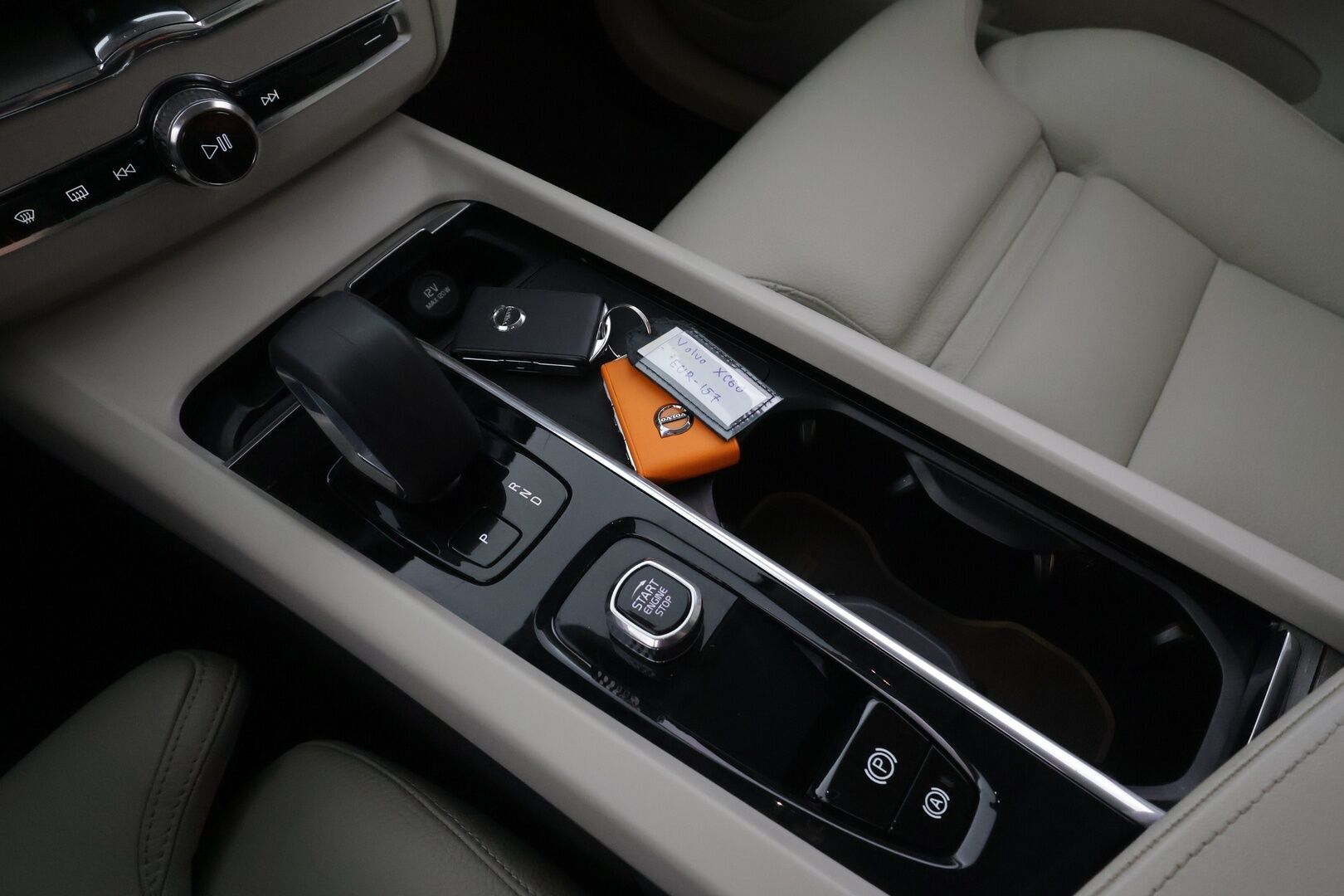 Volvo XC60 2023 T6 AWD Long Range Plus Bright aut - | ACC | Webasto | Koukku | Panorama | Muistipenkit | Sporttinahat | Pilot assist | Keyless | Merkkihuollot | 1-om suomiauto | 