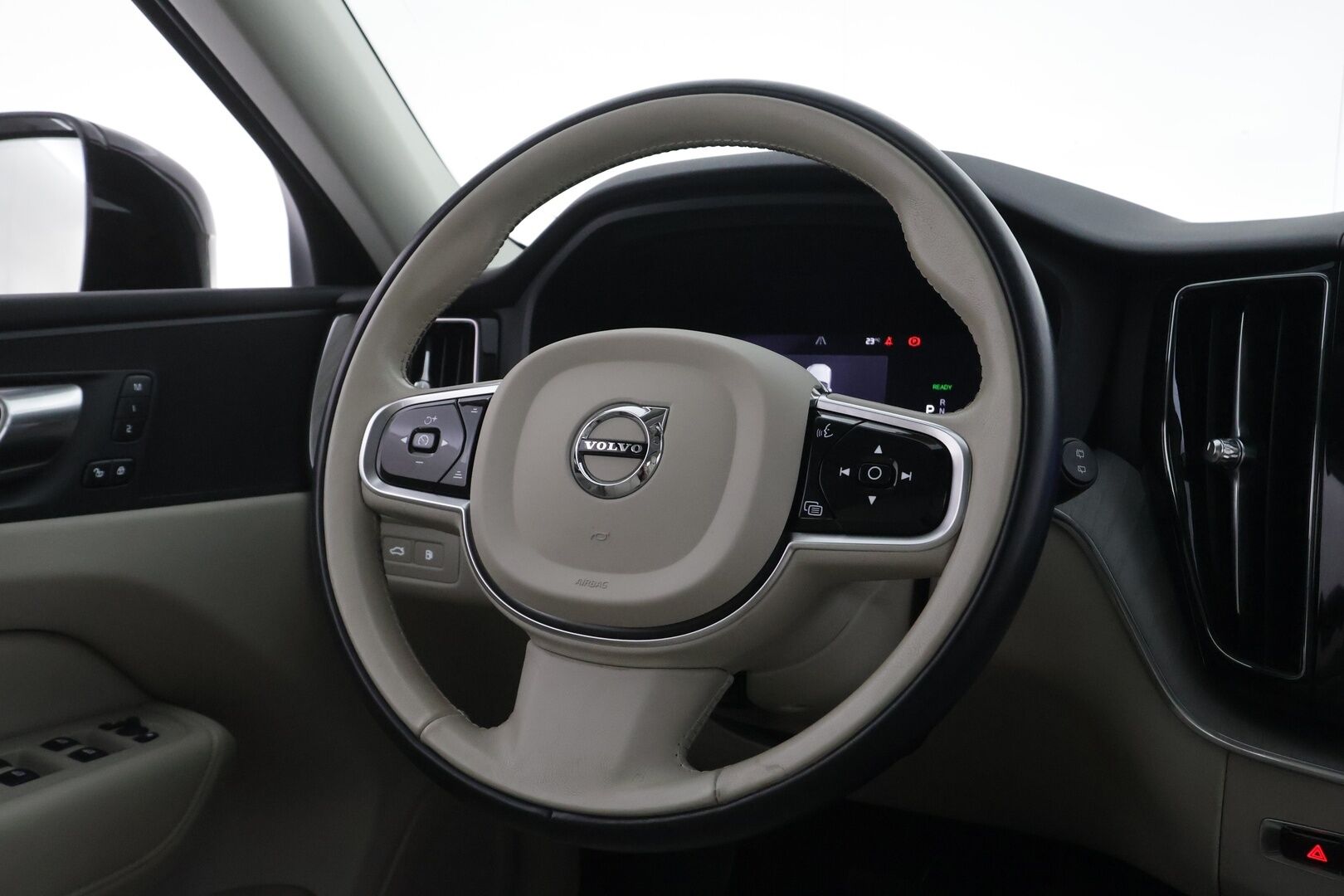 Volvo XC60 2023 T6 AWD Long Range Plus Bright aut - | ACC | Webasto | Koukku | Panorama | Muistipenkit | Sporttinahat | Pilot assist | Keyless | Merkkihuollot | 1-om suomiauto | 
