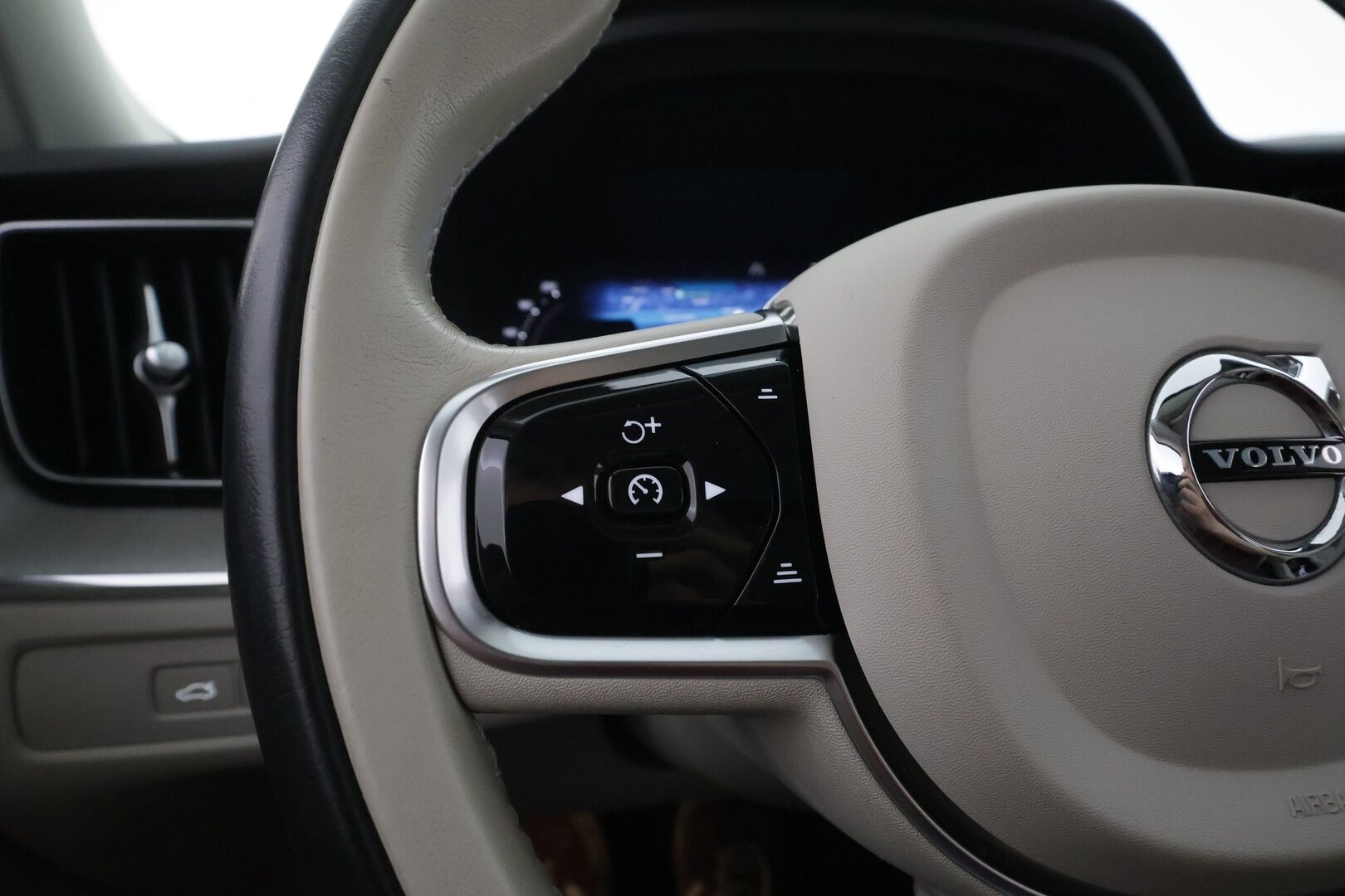 Volvo XC60 2023 T6 AWD Long Range Plus Bright aut - | ACC | Webasto | Koukku | Panorama | Muistipenkit | Sporttinahat | Pilot assist | Keyless | Merkkihuollot | 1-om suomiauto | 