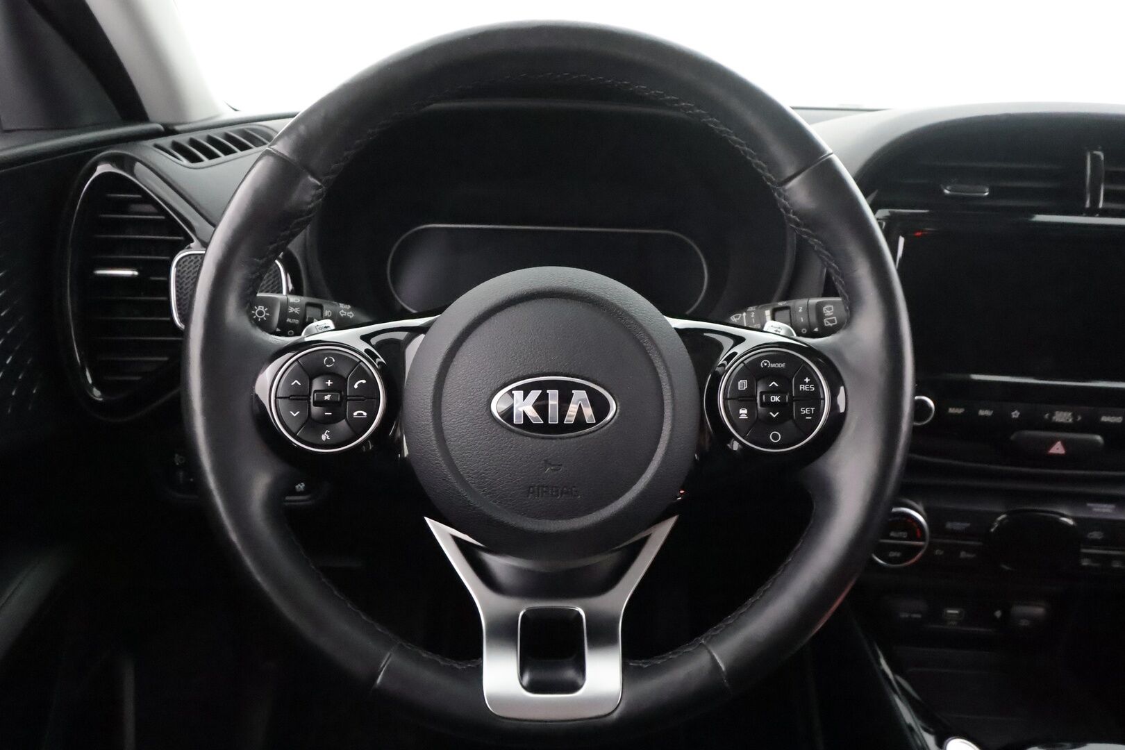 Kia e-Soul 2020 Supreme 64 kWh 204 hv - | ACC | ILP | HUD | Harman/Kardon | Sähkönahat | P.kamera | Keyless | LFA | BSM | RCTA | Apple & Android | LED | Merkkihuollettu | 2x renkaat aluin |