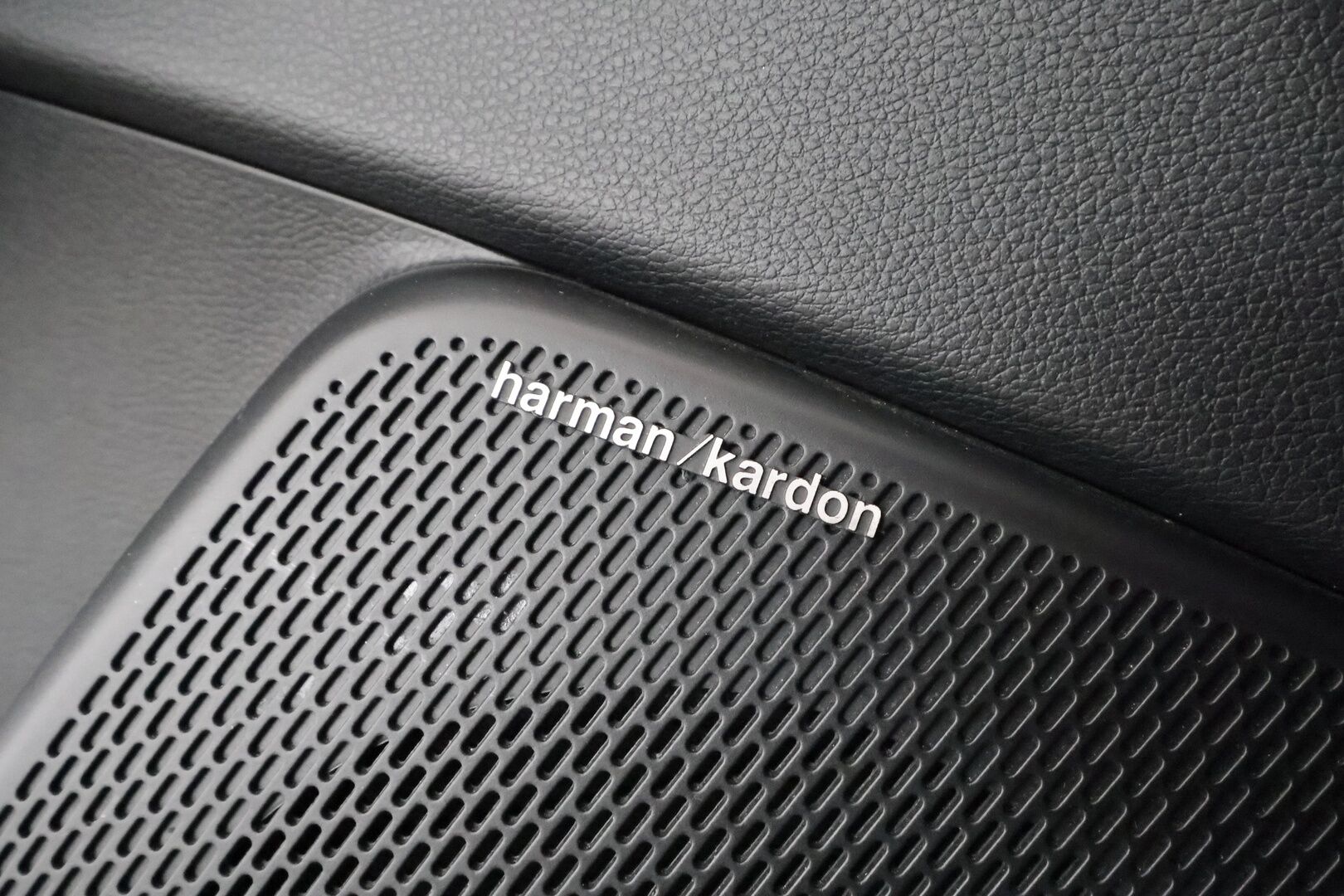 Kia e-Soul 2020 Supreme 64 kWh 204 hv - | ACC | ILP | HUD | Harman/Kardon | Sähkönahat | P.kamera | Keyless | LFA | BSM | RCTA | Apple & Android | LED | Merkkihuollettu | 2x renkaat aluin |