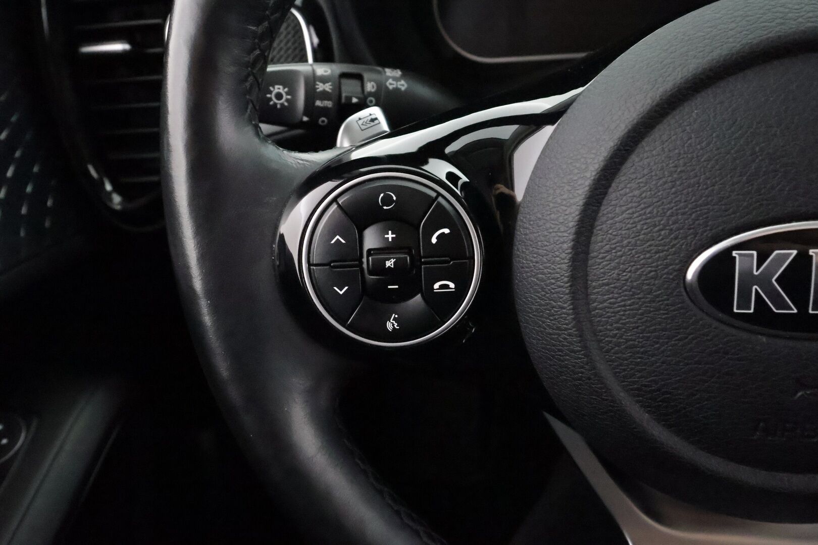 Kia e-Soul 2020 Supreme 64 kWh 204 hv - | ACC | ILP | HUD | Harman/Kardon | Sähkönahat | P.kamera | Keyless | LFA | BSM | RCTA | Apple & Android | LED | Merkkihuollettu | 2x renkaat aluin |
