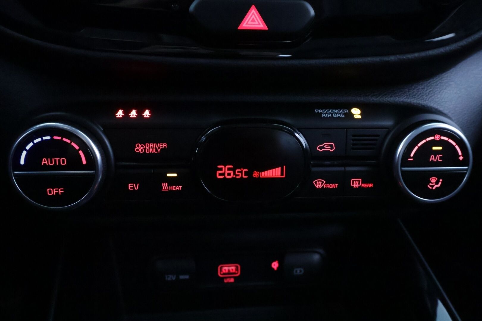 Kia e-Soul 2020 Supreme 64 kWh 204 hv - | ACC | ILP | HUD | Harman/Kardon | Sähkönahat | P.kamera | Keyless | LFA | BSM | RCTA | Apple & Android | LED | Merkkihuollettu | 2x renkaat aluin |
