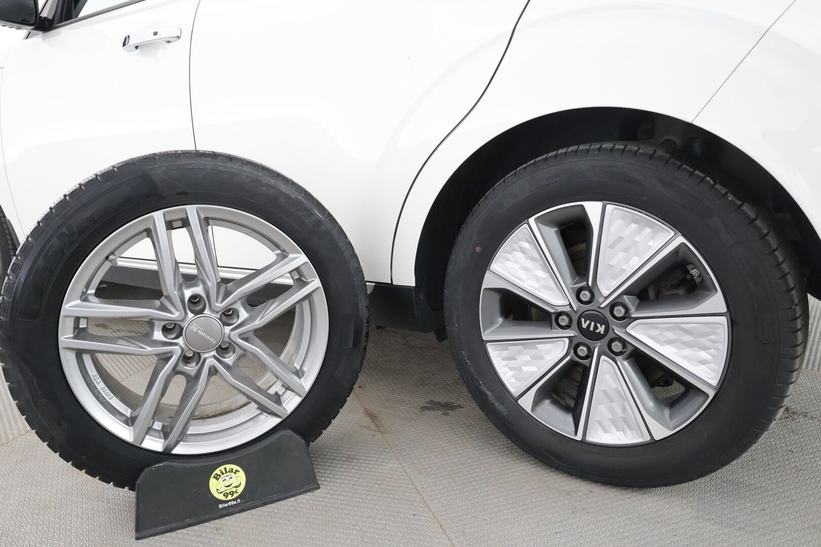 Kia e-Soul 2020 Supreme 64 kWh 204 hv - | ACC | ILP | HUD | Harman/Kardon | Sähkönahat | P.kamera | Keyless | LFA | BSM | RCTA | Apple & Android | LED | Merkkihuollettu | 2x renkaat aluin |