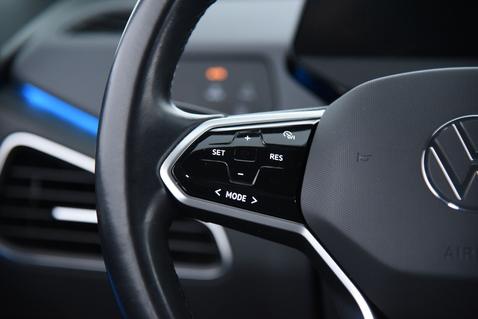 Volkswagen ID.3 2021 Pro Performance Life 150 kW, akku 58 kWh / Adapt. Vak. / Navi / Ambient / Langaton CarPlay & AndroidAuto / Musta sisäkatto / - 2x vanteet & renkaat / Lämpöpumppu / Merkkihuollettu / Siisti!