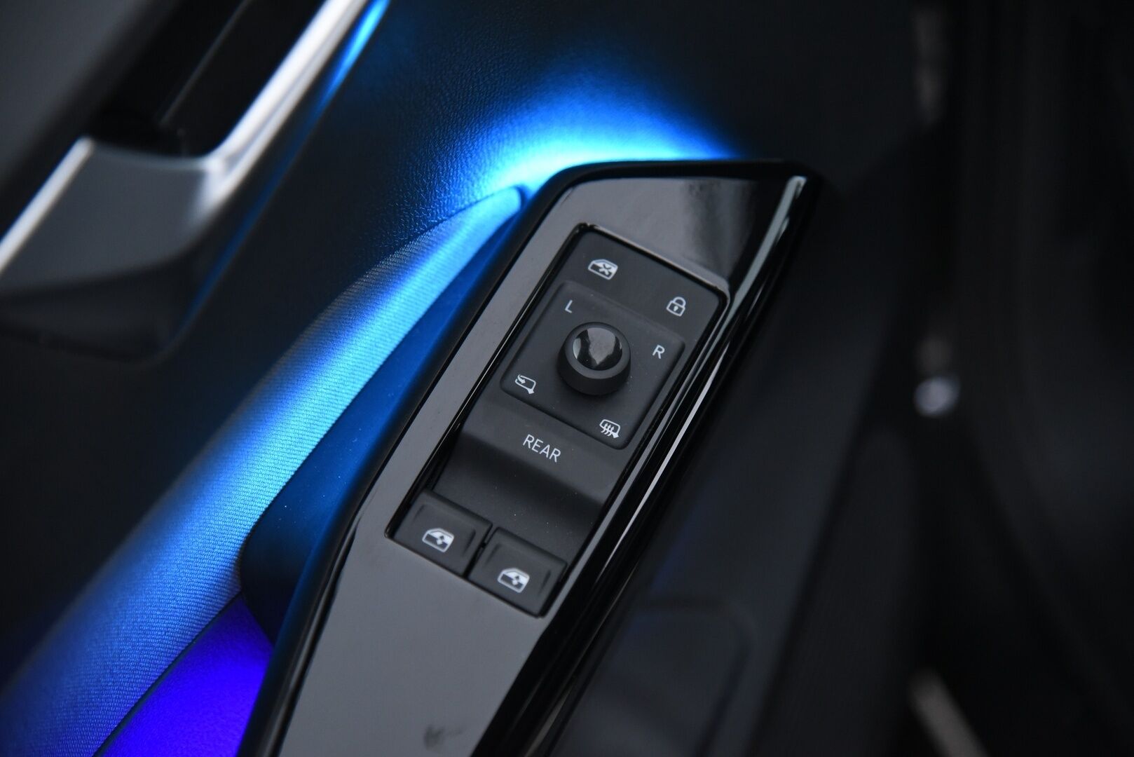 Volkswagen ID.3 2021 Pro Performance Life 150 kW, akku 58 kWh / Adapt. Vak. / Navi / Ambient / Langaton CarPlay & AndroidAuto / Musta sisäkatto / - 2x vanteet & renkaat / Lämpöpumppu / Merkkihuollettu / Siisti!