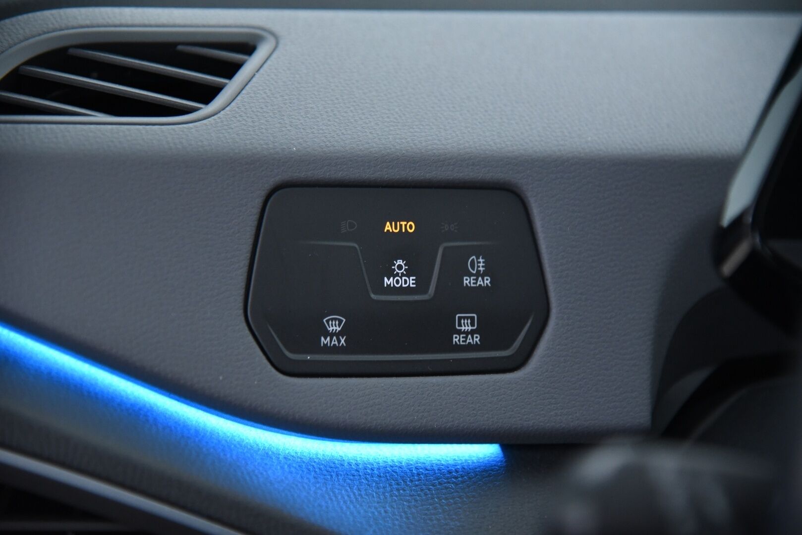 Volkswagen ID.3 2021 Pro Performance Life 150 kW, akku 58 kWh / Adapt. Vak. / Navi / Ambient / Langaton CarPlay & AndroidAuto / Musta sisäkatto / - 2x vanteet & renkaat / Lämpöpumppu / Merkkihuollettu / Siisti!
