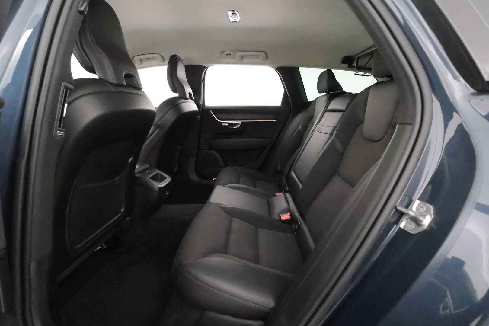 Volvo V90 Cross Country 2020 D4 AWD Plus aut **Webasto / Koukku / Adapt.Vakkari / LED-valot / Kaistavahti / Digimittaristo / KeylessGO / 2x Renkaat**