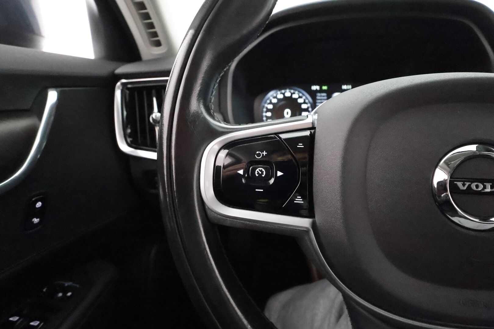 Volvo V90 Cross Country 2020 D4 AWD Plus aut **Webasto / Koukku / Adapt.Vakkari / LED-valot / Kaistavahti / Digimittaristo / KeylessGO / 2x Renkaat**