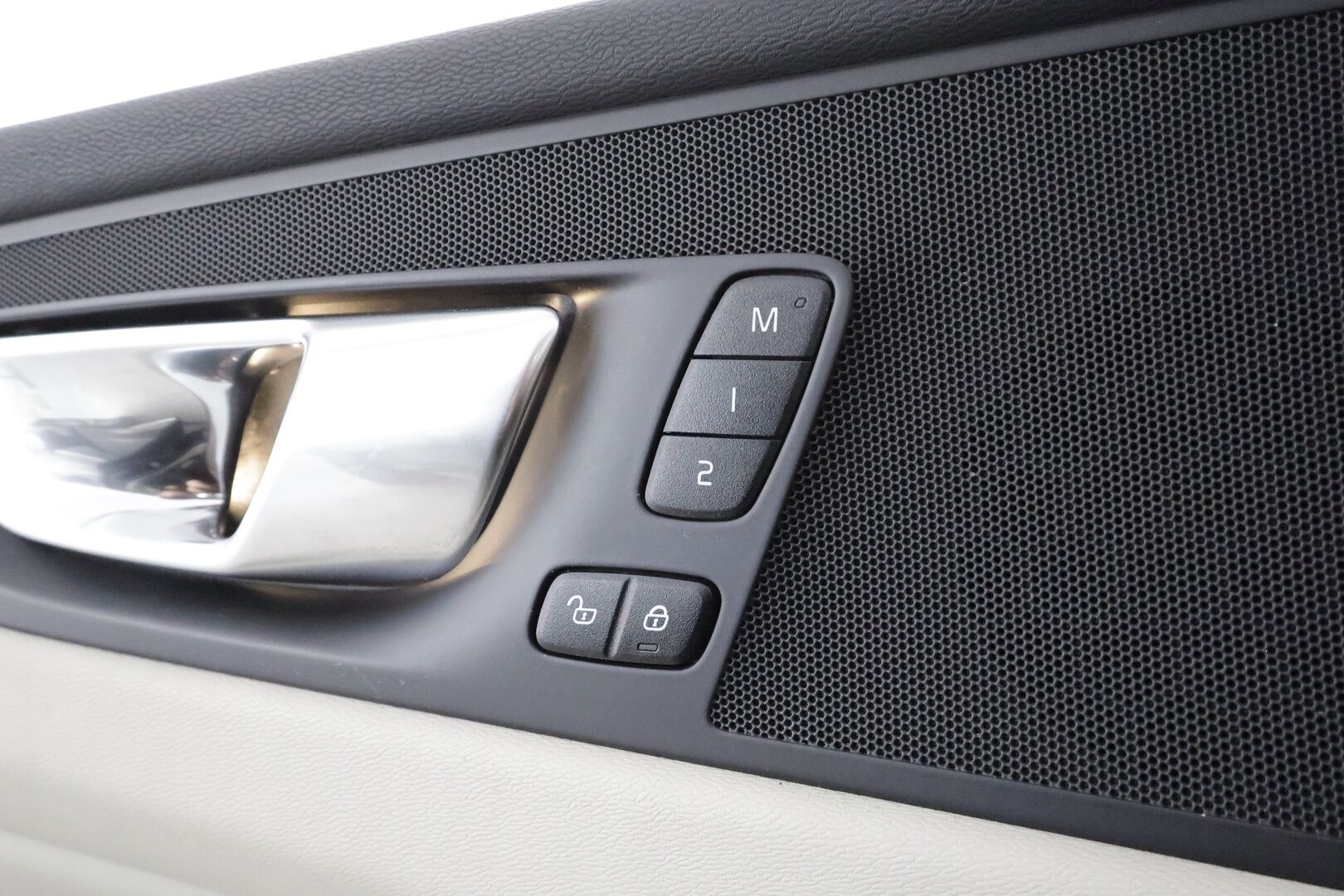 Volvo XC60 2023 T6 AWD Long Range Plus Bright aut * ACC / Koukku / Webasto / Muistipenkit / Full-LED / Panorama / Facelift / P.Kamera * - 1.Om Suomi-auto / Akku kuntotarkastettu / Kahdet renkaat aluvanteilla / Merkkihuollettu