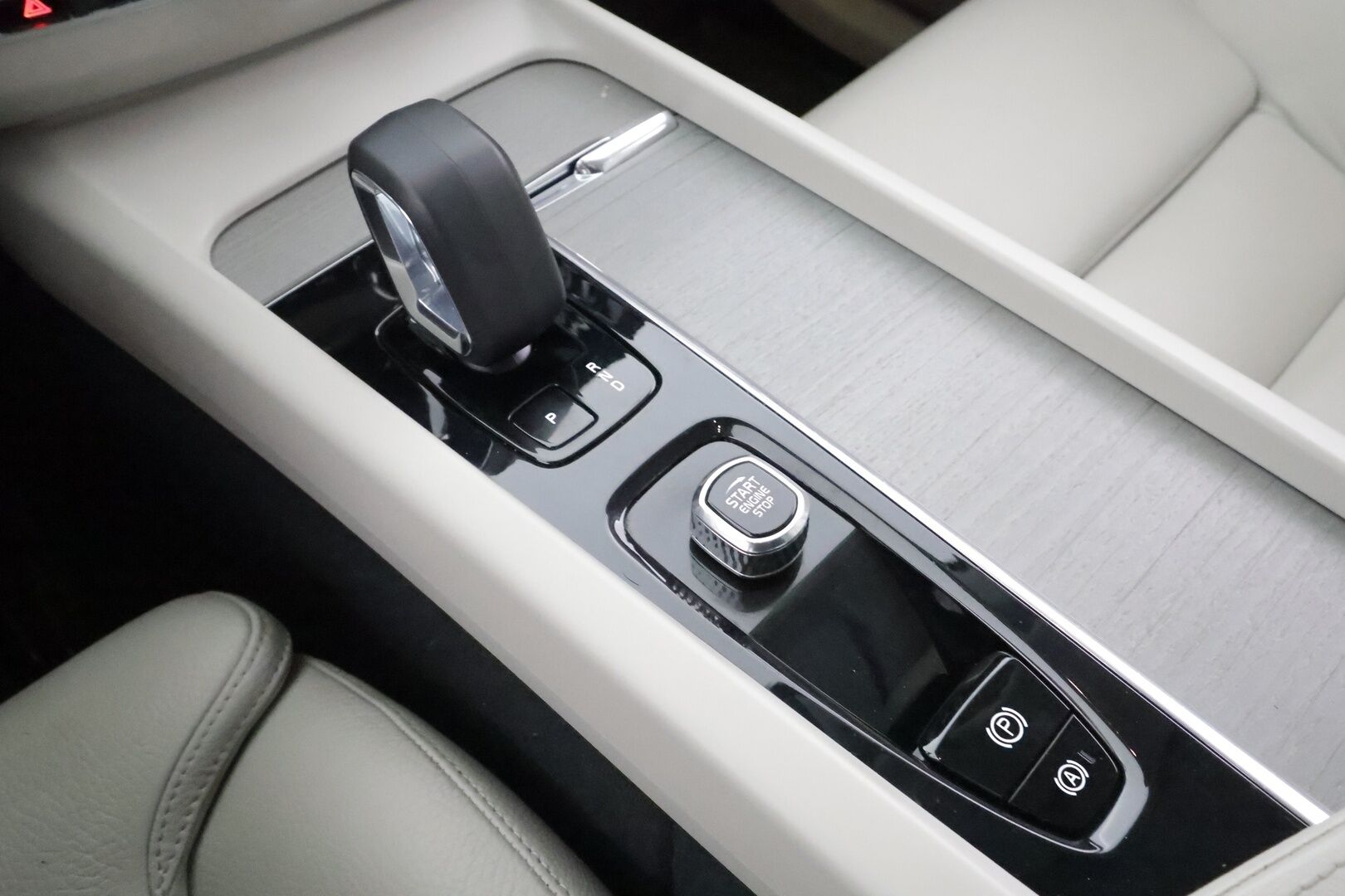 Volvo XC60 2023 T6 AWD Long Range Plus Bright aut * ACC / Koukku / Webasto / Muistipenkit / Full-LED / Panorama / Facelift / P.Kamera * - 1.Om Suomi-auto / Akku kuntotarkastettu / Kahdet renkaat aluvanteilla / Merkkihuollettu