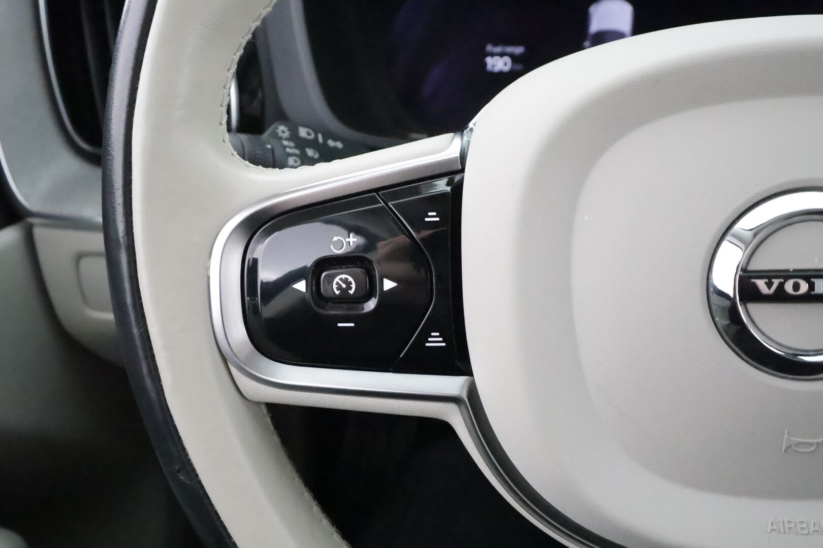 Volvo XC60 2023 T6 AWD Long Range Plus Bright aut * ACC / Koukku / Webasto / Muistipenkit / Full-LED / Panorama / Facelift / P.Kamera * - 1.Om Suomi-auto / Akku kuntotarkastettu / Kahdet renkaat aluvanteilla / Merkkihuollettu