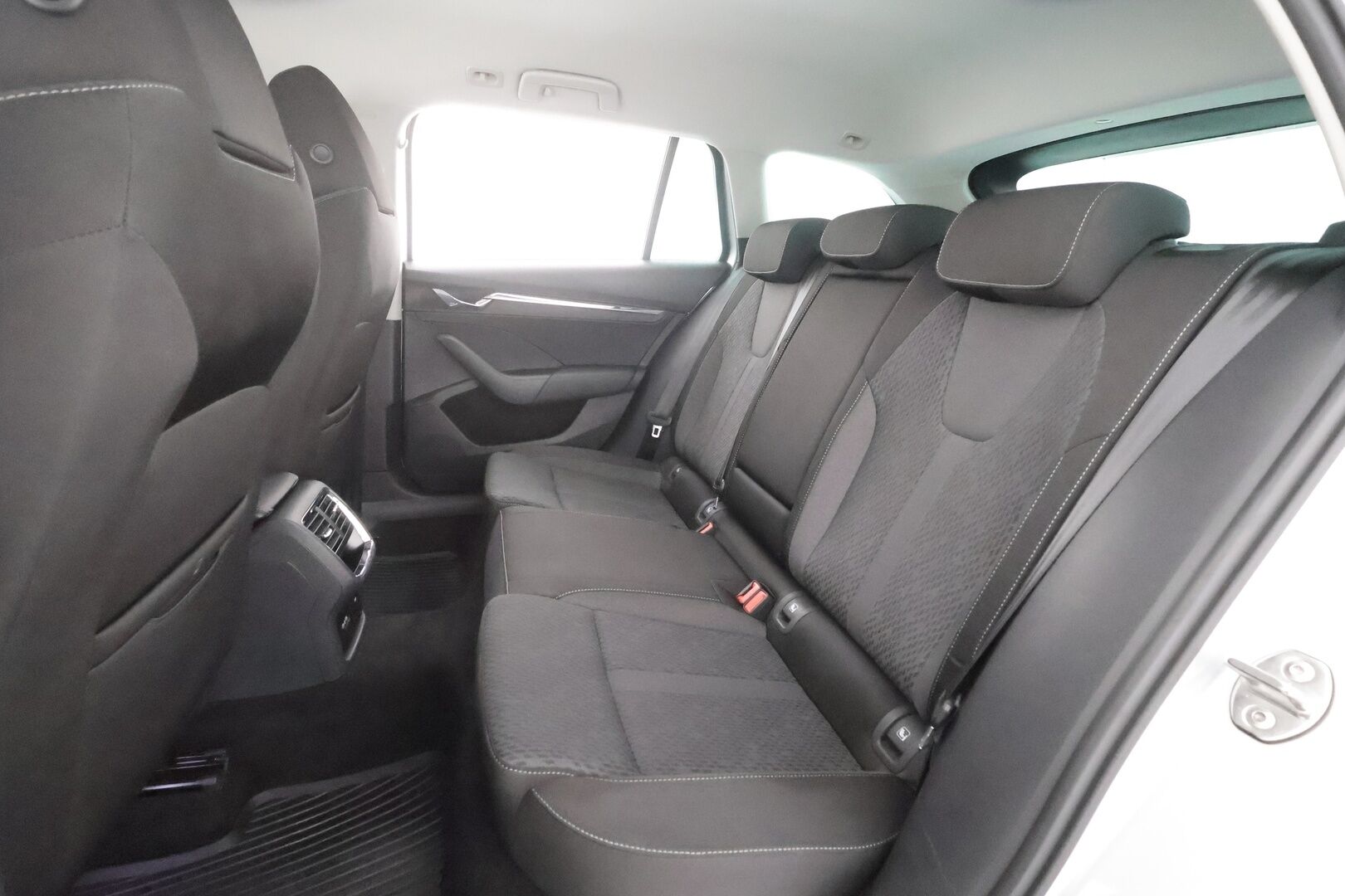 Skoda Octavia 2021 Combi 1.4 TSI PHEV Style iV DSG Autom. - | Jakopää 8/26 | ACC | Webasto | Crystal light Matrix-LED | Hierovat Sporttipenkit | P.Kamera | Ratinlämmitys | Apple&Android | 1.Om Suomi-auto | Kahdet Renkaat | Merkkihuollettu |