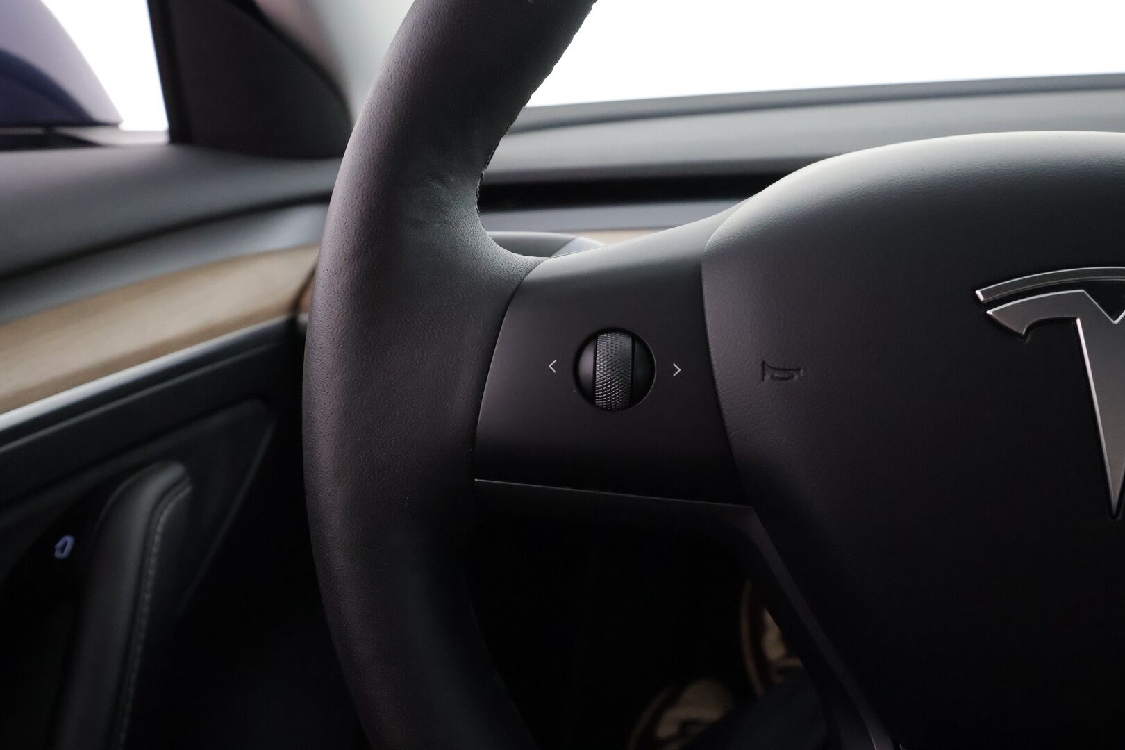 Tesla Model 3 2023 RWD - | 1-om suomiauto | ACC | ILP | Ryzen | Lasikatto | Matrix | Sähkönahat | Muistipenkki | P.kamera | Keyless | Autosteer | 2x renkaat aluin | ALV |