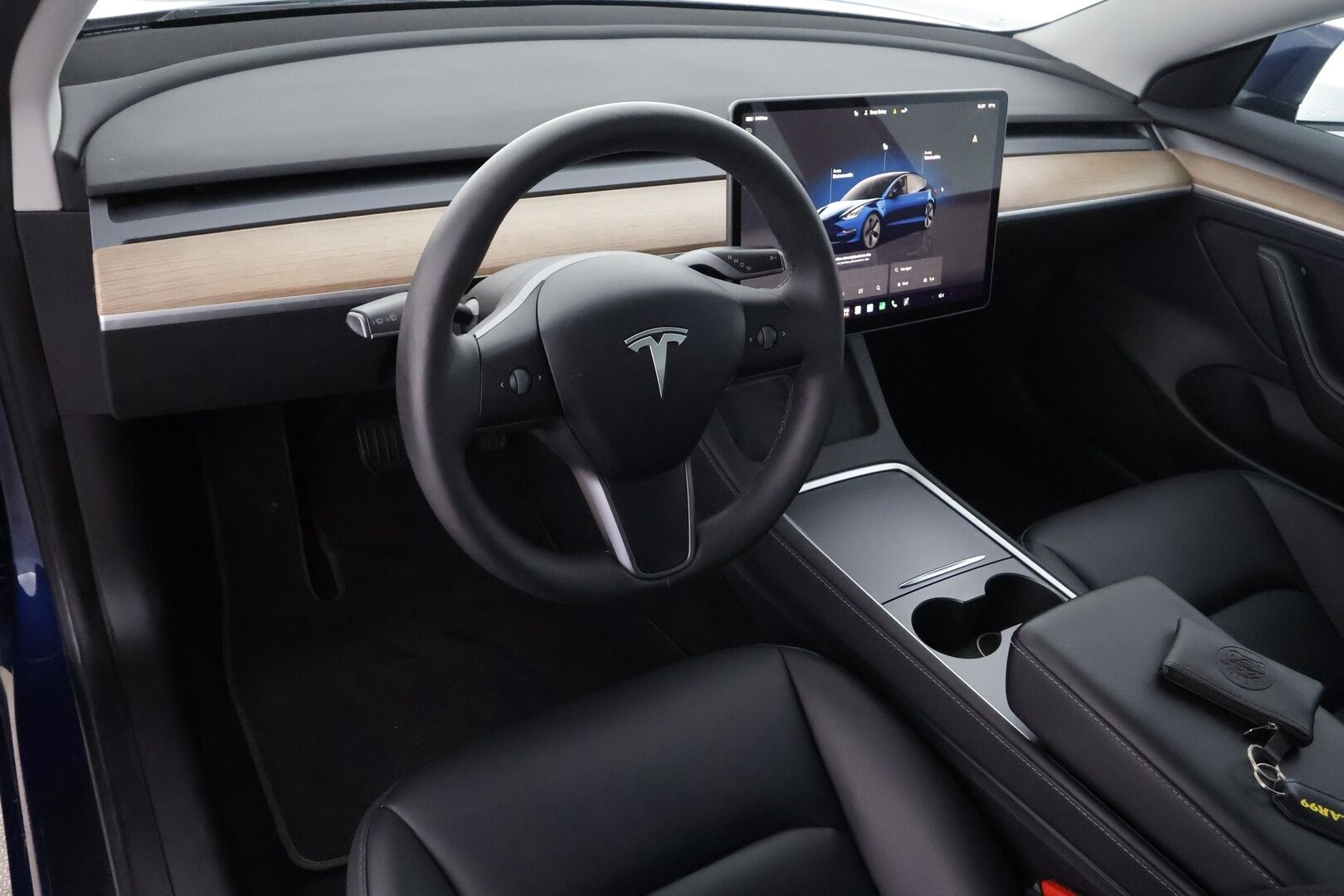 Tesla Model 3 2023 RWD - | 1-om suomiauto | ACC | ILP | Ryzen | Lasikatto | Matrix | Sähkönahat | Muistipenkki | P.kamera | Keyless | Autosteer | 2x renkaat aluin | ALV |