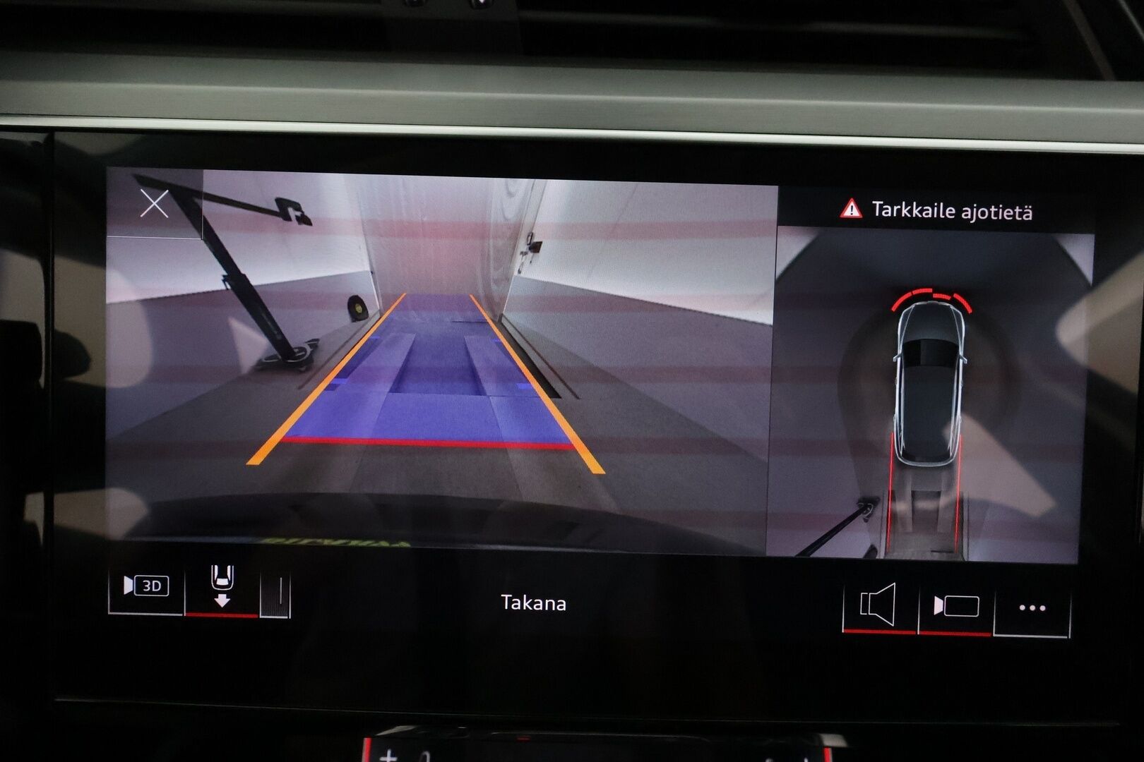 Audi Q8 e-tron 2023 55 e-tron quattro **360° / Adapt.Vakkari / Bang&Olufsen / Matrix-LED / Sporttipenkki Muistilla / Koukku / Navi** - 2,99 % KORKOTARJOUS TÄHÄN AUTOON - Akku kuntotarkastettu / Suomi-auto / Kahdet Renkaat 