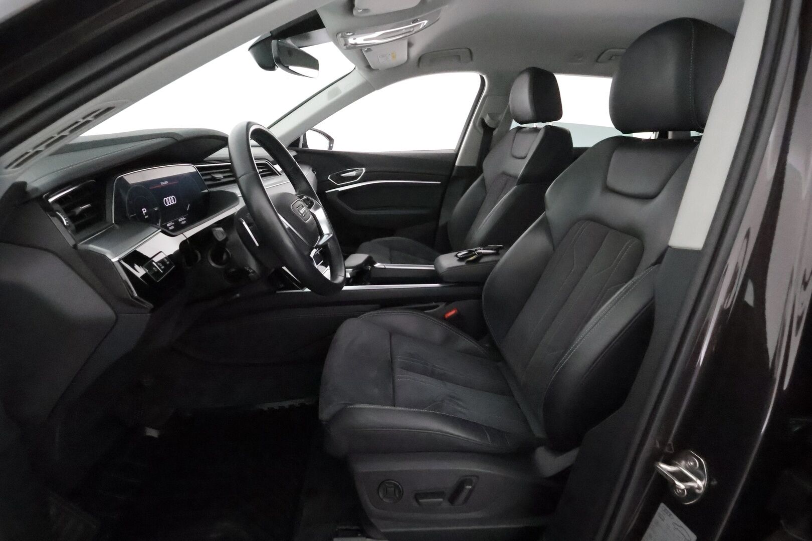 Audi Q8 e-tron 2023 55 e-tron quattro **360° / Adapt.Vakkari / Bang&Olufsen / Matrix-LED / Sporttipenkki Muistilla / Koukku / Navi** - 2,99 % KORKOTARJOUS TÄHÄN AUTOON - Akku kuntotarkastettu / Suomi-auto / Kahdet Renkaat 