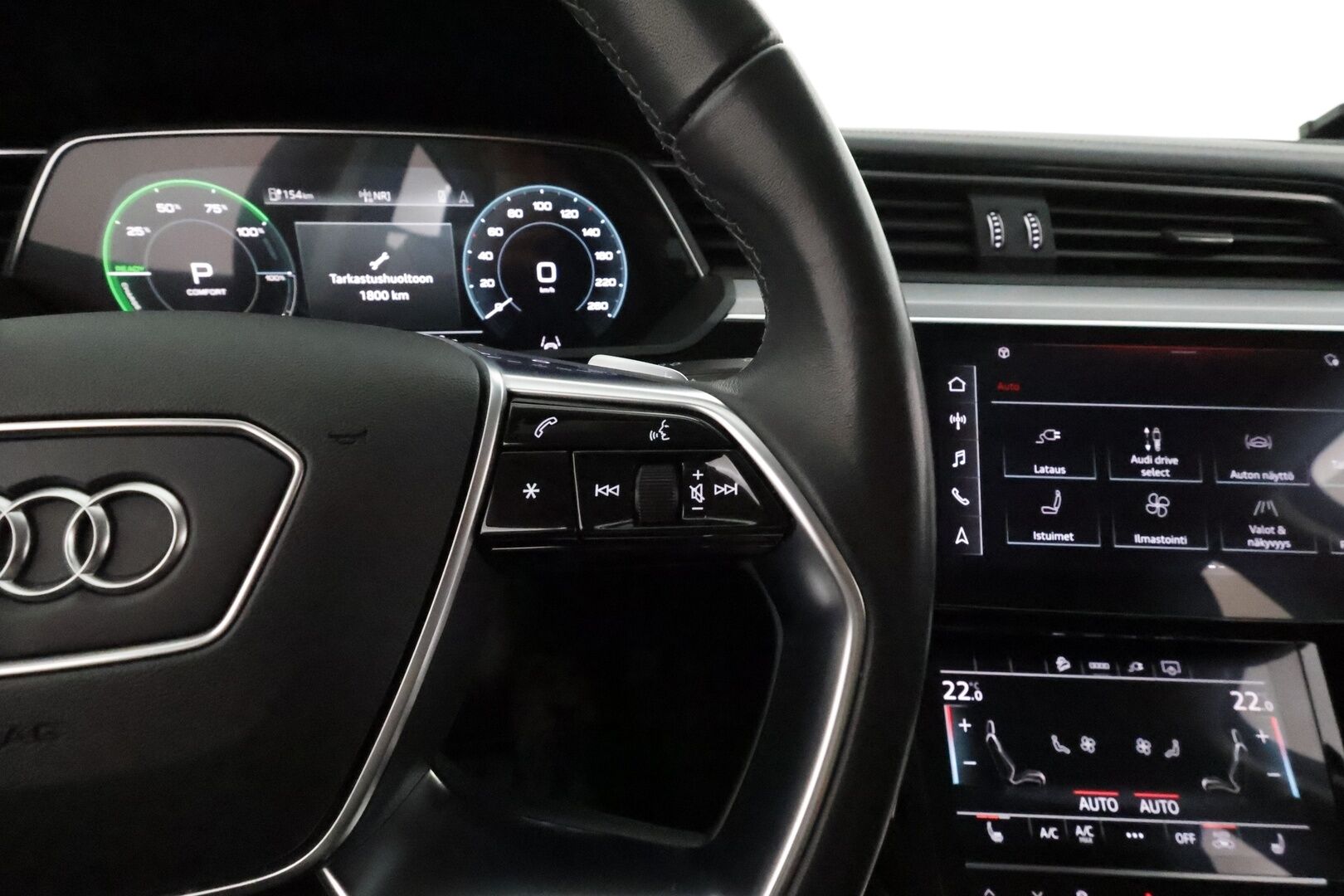 Audi Q8 e-tron 2023 55 e-tron quattro **360° / Adapt.Vakkari / Bang&Olufsen / Matrix-LED / Sporttipenkki Muistilla / Koukku / Navi** - 2,99 % KORKOTARJOUS TÄHÄN AUTOON - Akku kuntotarkastettu / Suomi-auto / Kahdet Renkaat 