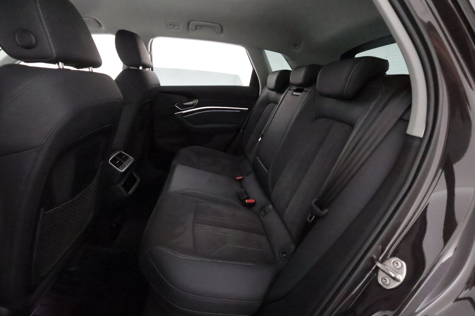 Audi Q8 e-tron 2023 55 e-tron quattro **360° / Adapt.Vakkari / Bang&Olufsen / Matrix-LED / Sporttipenkki Muistilla / Koukku / Navi** - 2,99 % KORKOTARJOUS TÄHÄN AUTOON - Akku kuntotarkastettu / Suomi-auto / Kahdet Renkaat 