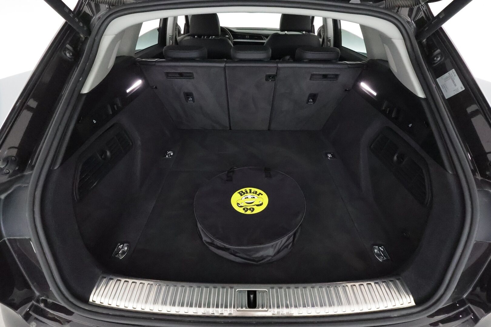 Audi Q8 e-tron 2023 55 e-tron quattro **360° / Adapt.Vakkari / Bang&Olufsen / Matrix-LED / Sporttipenkki Muistilla / Koukku / Navi** - 2,99 % KORKOTARJOUS TÄHÄN AUTOON - Akku kuntotarkastettu / Suomi-auto / Kahdet Renkaat 