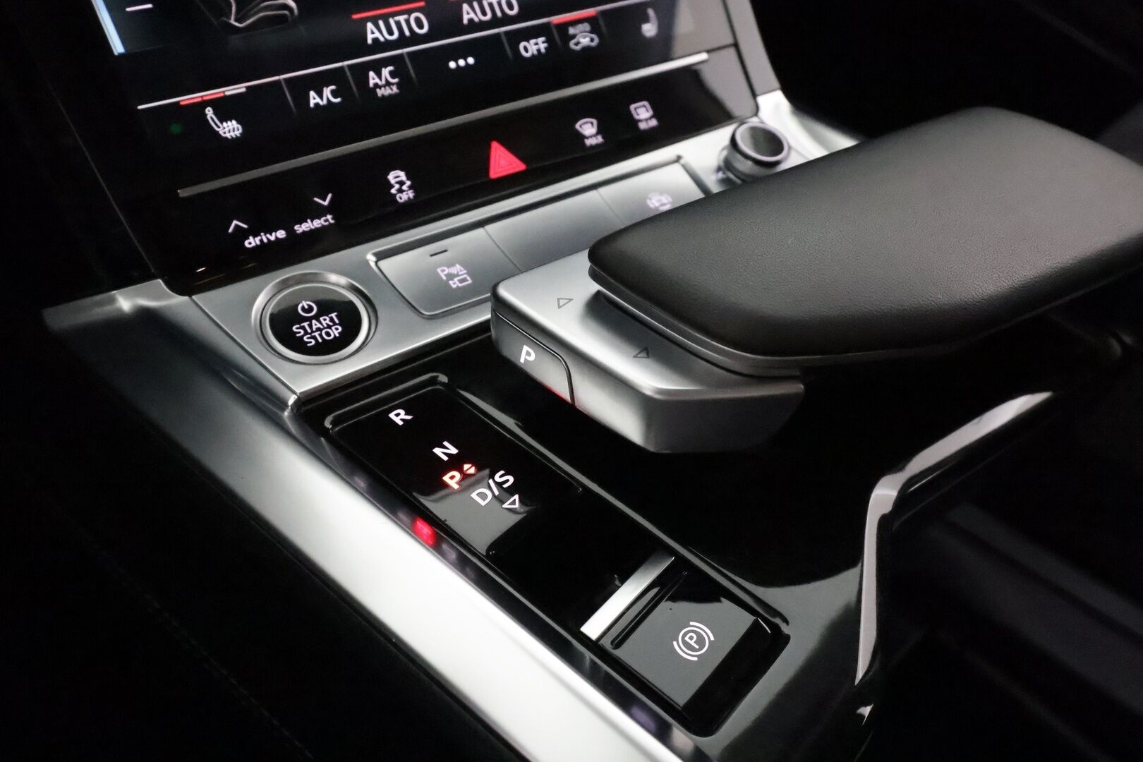 Audi Q8 e-tron 2023 55 e-tron quattro **360° / Adapt.Vakkari / Bang&Olufsen / Matrix-LED / Sporttipenkki Muistilla / Koukku / Navi** - 2,99 % KORKOTARJOUS TÄHÄN AUTOON - Akku kuntotarkastettu / Suomi-auto / Kahdet Renkaat 