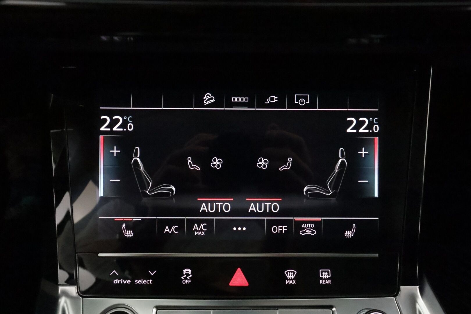 Audi Q8 e-tron 2023 55 e-tron quattro **360° / Adapt.Vakkari / Bang&Olufsen / Matrix-LED / Sporttipenkki Muistilla / Koukku / Navi** - 2,99 % KORKOTARJOUS TÄHÄN AUTOON - Akku kuntotarkastettu / Suomi-auto / Kahdet Renkaat 