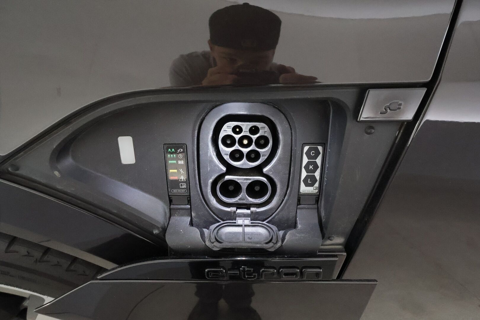 Audi Q8 e-tron 2023 55 e-tron quattro **360° / Adapt.Vakkari / Bang&Olufsen / Matrix-LED / Sporttipenkki Muistilla / Koukku / Navi** - 2,99 % KORKOTARJOUS TÄHÄN AUTOON - Akku kuntotarkastettu / Suomi-auto / Kahdet Renkaat 