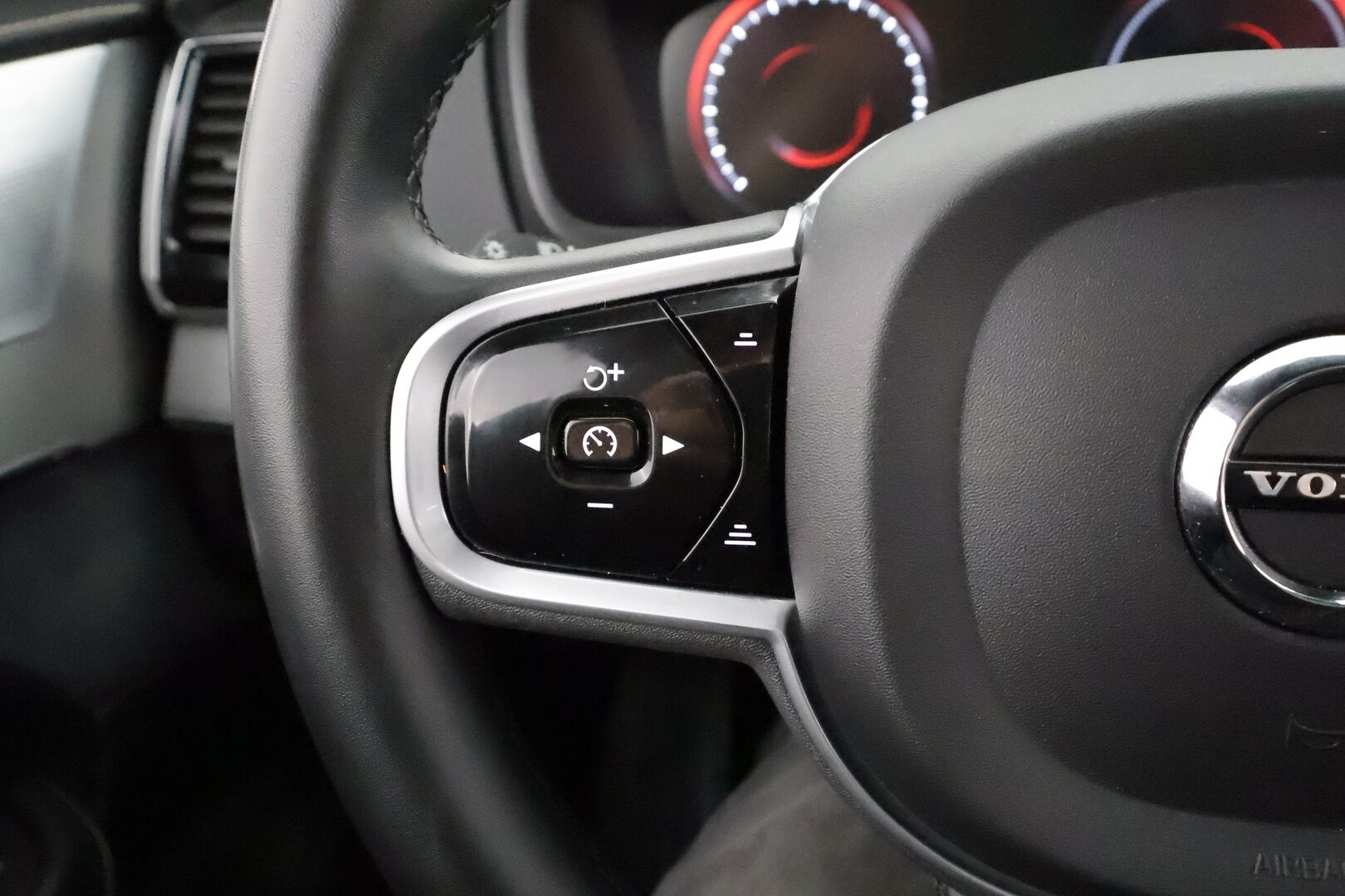 Volvo XC90 2022 T8 TwE AWD R-Design 7-p * Webasto / Koukku / ACC / Panorama / B&O / Full-LED / 360° / Sportit Muistilla / Ilma-alusta * - Akku kuntotarkastettu / Kahdet renkaat / Merkkihuollettu! * HUIPPU KAMOILLA * - HULLU BLACKWEEK KORKOTARJOUS 2,49%